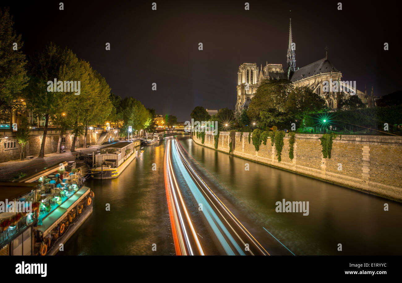 Boote-Verkehr in der Seine neben Notre-Dame in Paris, Frankreich Stockfoto