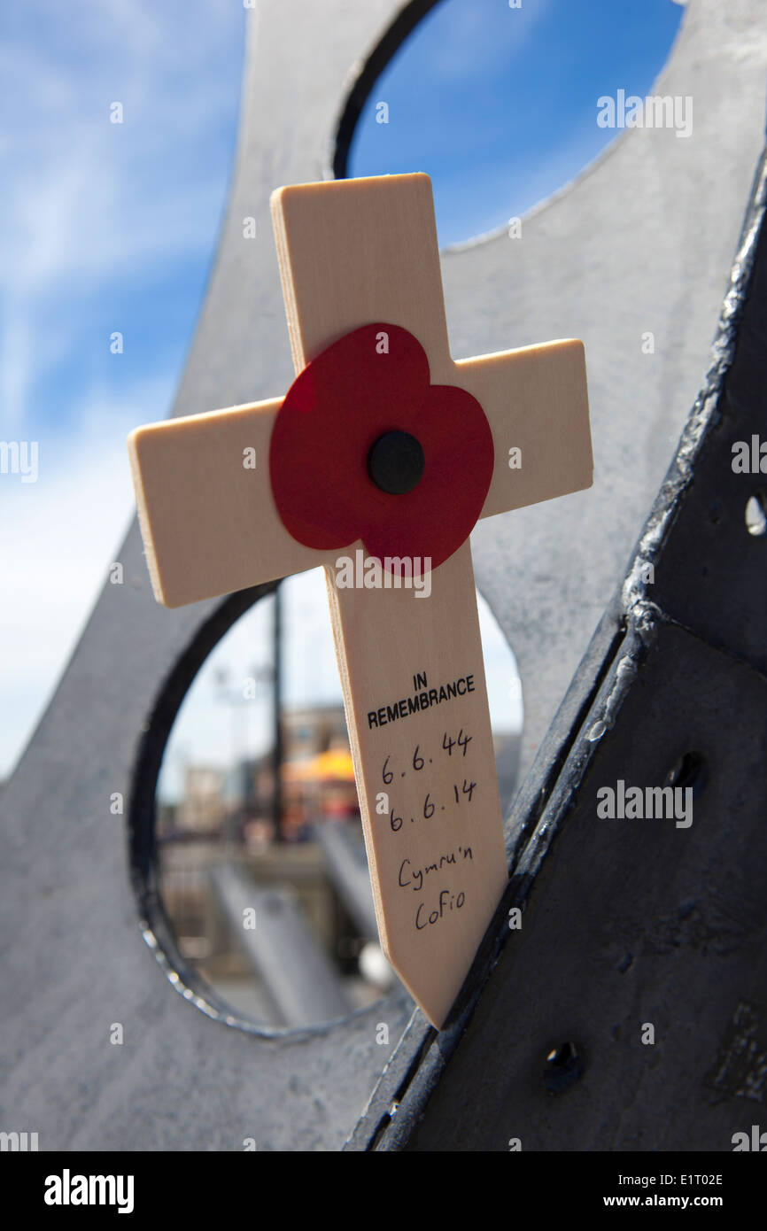 Remembrance Day Mohn zur Cardiff Bay Skulptur behoben Stockfoto