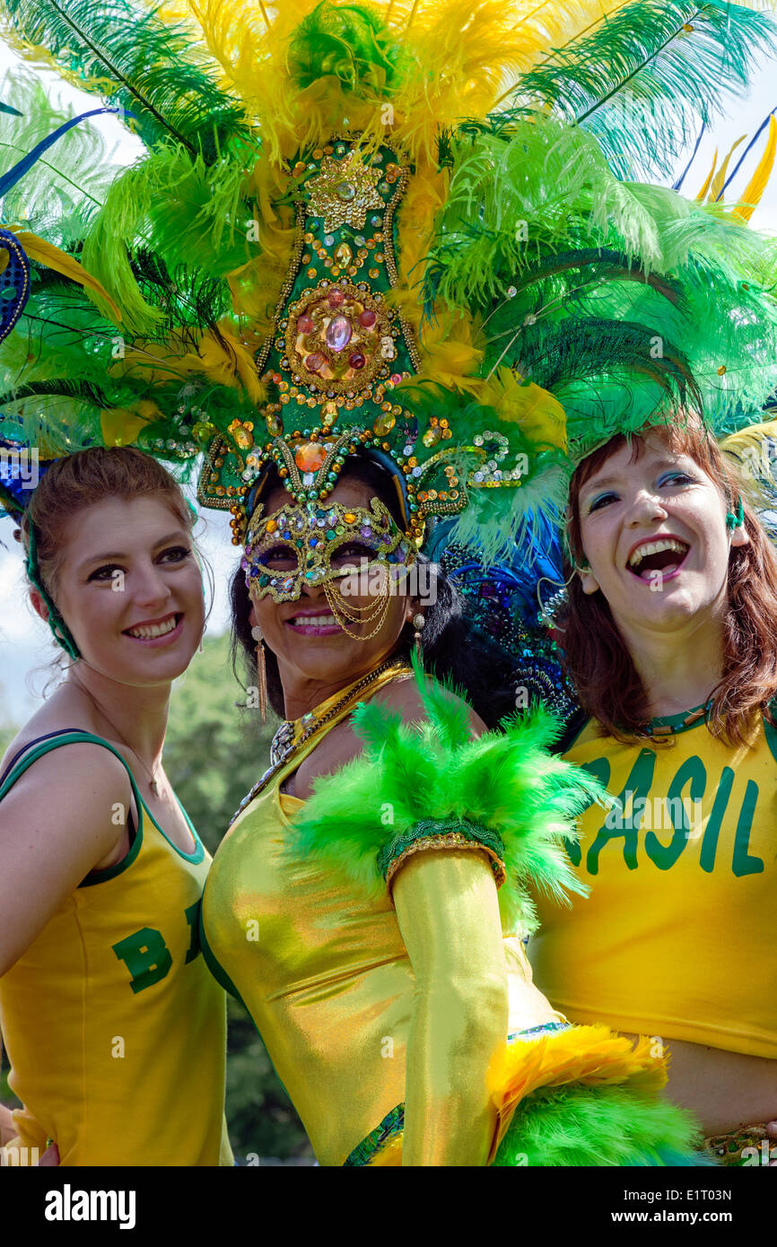 Drei Frauen gekleidet in traditionellen brasilianischen Kostümen, Teilnahme an der West End Street Festival und Faschingsdienstag, Glasgow Stockfoto