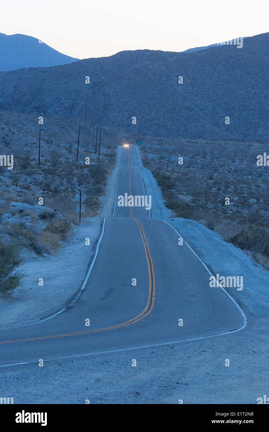 Wüste-Straße in der Dämmerung. Anza-Borrego Desert, Südkalifornien Stockfoto