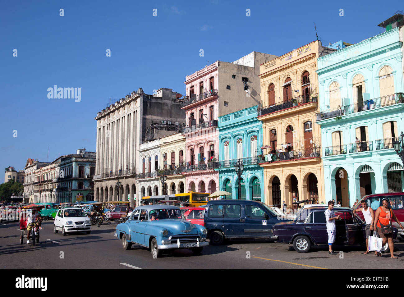 Klassische Autos und Straßen, Havanna, Kuba Stockfoto