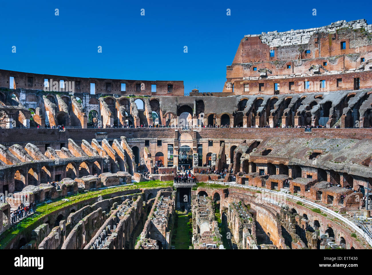 Ruinen der größten Amphitheater Roms, Kolosseum, 72AD von Vespasian erbaut. Römisches Reich, Italien. Stockfoto