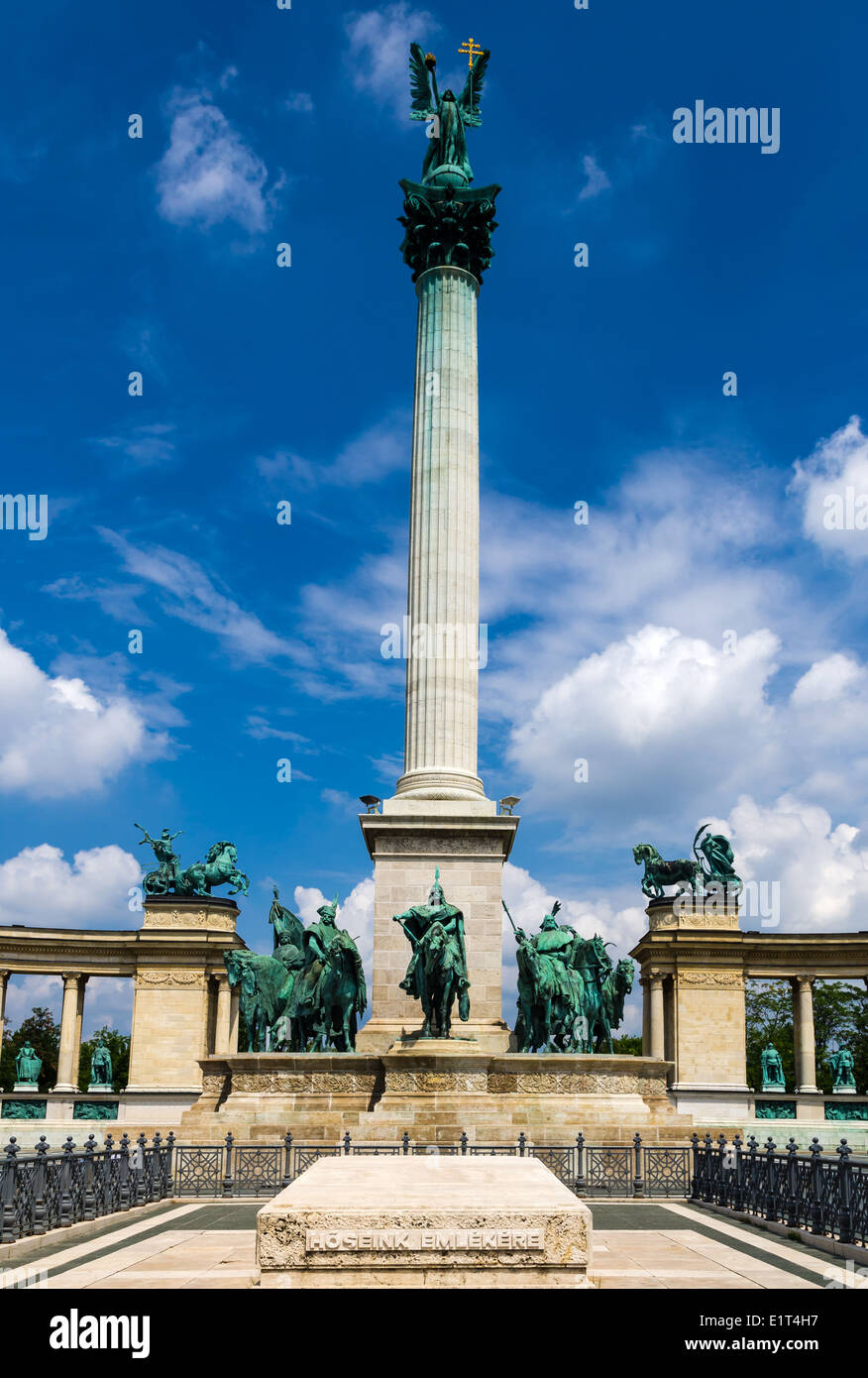 Heldenplatz ist eines der Hauptattraktionen von Budapest, Ungarn, reich an historischen und politischen Konnotationen. Stockfoto
