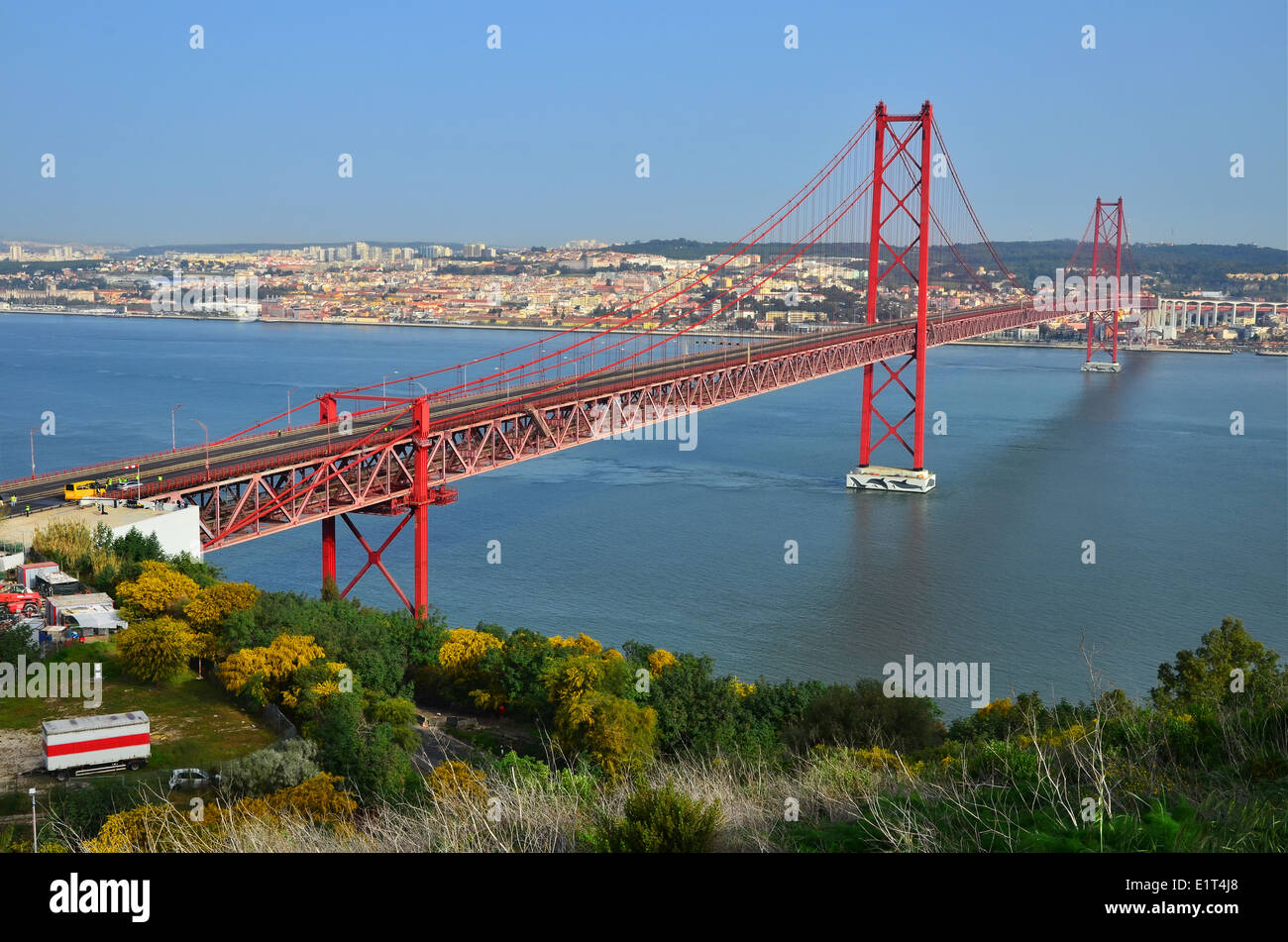 25 de Abril Bridge ist eine Hängebrücke verbindet die Stadt Lissabon an die Gemeinde von Almada, über Tejo-Fluss Stockfoto