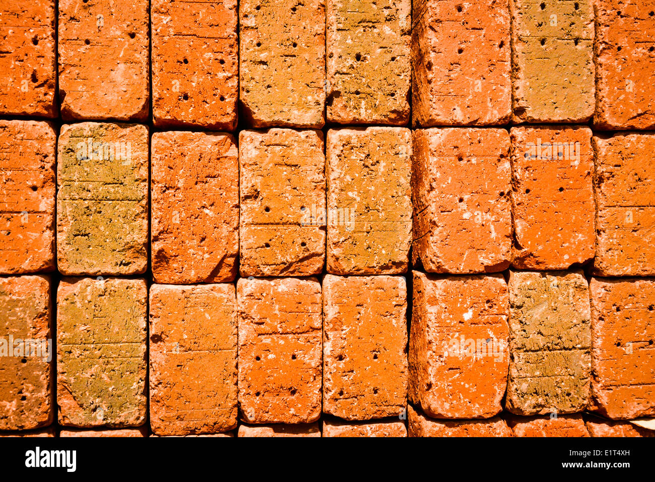 Eine Nahaufnahme Detail aus einem Stapel von roten Ziegelsteinen zeigt Texturen der Not Stockfoto