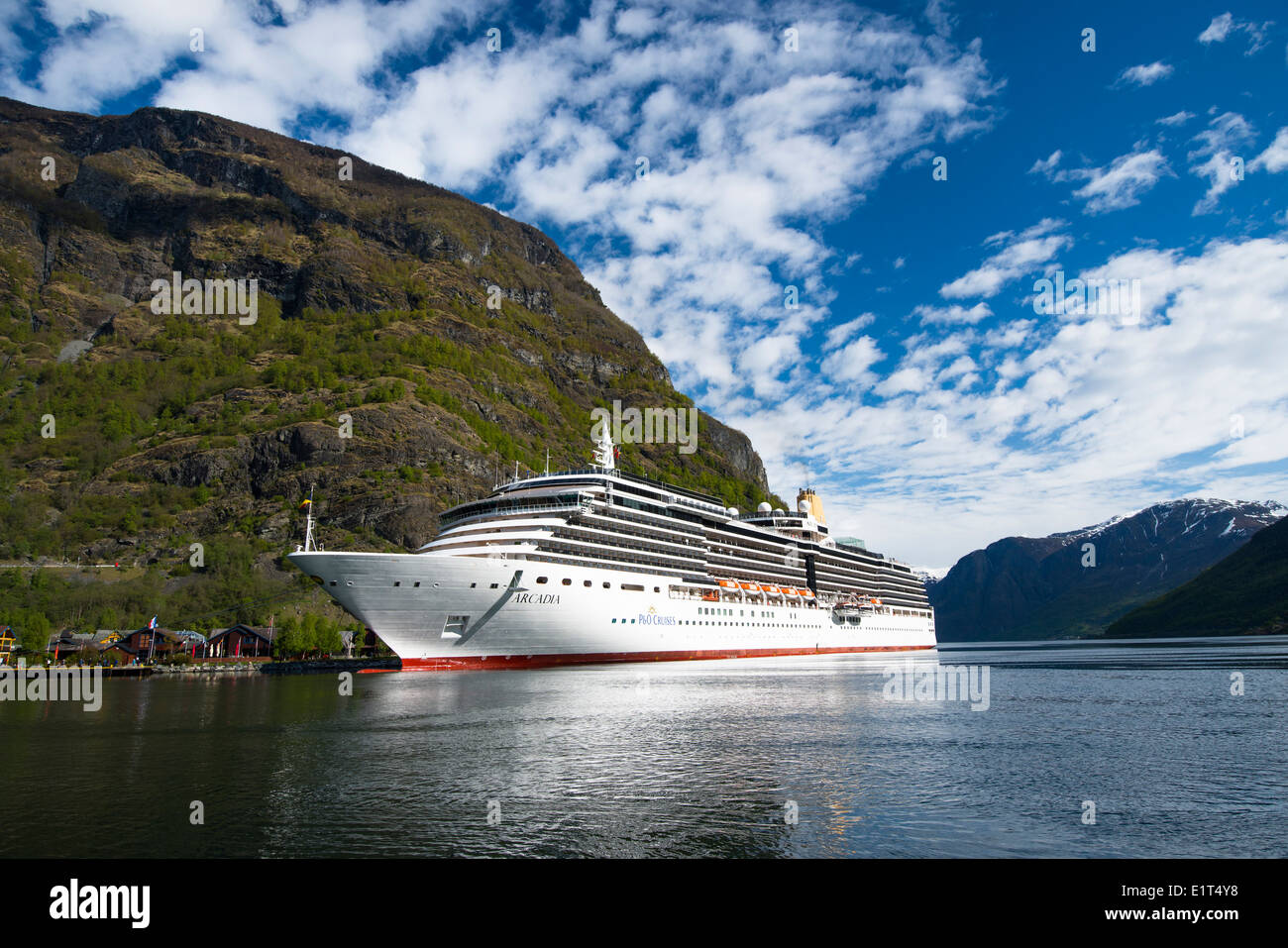 MV Arcadia angedockt Flamm im Aurlandsfjord im Frühjahr, Norwegen Stockfoto