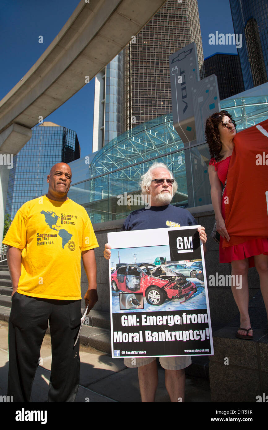 Detroit, Michigan, USA.  Demonstranten vor General Motors Sitz am Vortag der GM Hauptversammlung Gerechtigkeit für Opfer getötet wegen fehlerhafter Zündung schaltet, und Arbeitnehmer verletzt im GM Werk in Kolumbien. Bildnachweis: Jim West/Alamy Live-Nachrichten Stockfoto