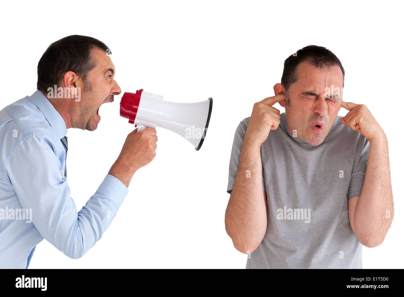 Manager ein Mitarbeiters schreien durch ein Megaphon zur Veranschaulichung Begriff der Belästigung am Arbeitsplatz Mobbing Stockfoto