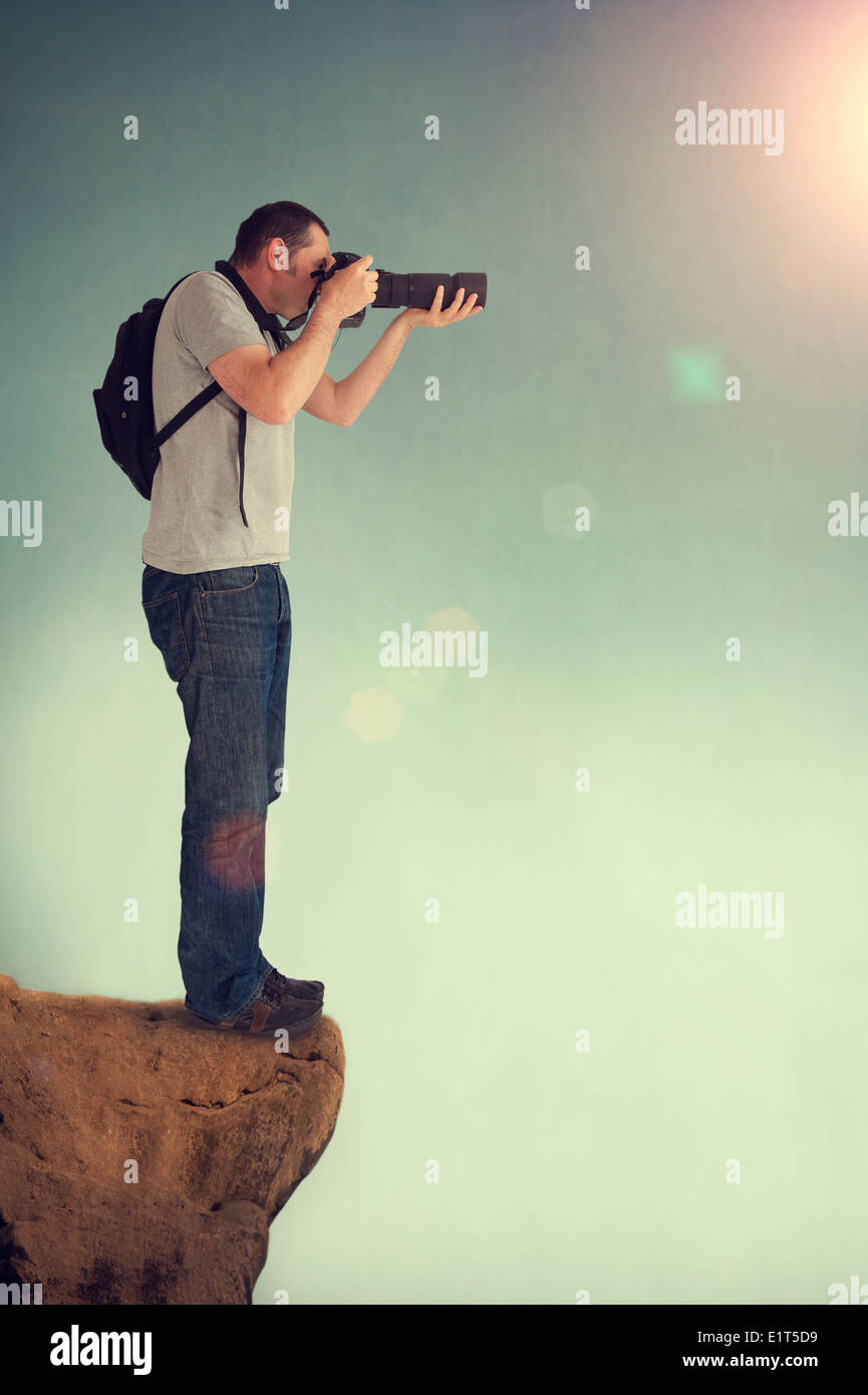 Fotograf auf einem Berg von einem hohen Aussichtspunkt mit einer slr-Kamera schießen Stockfoto