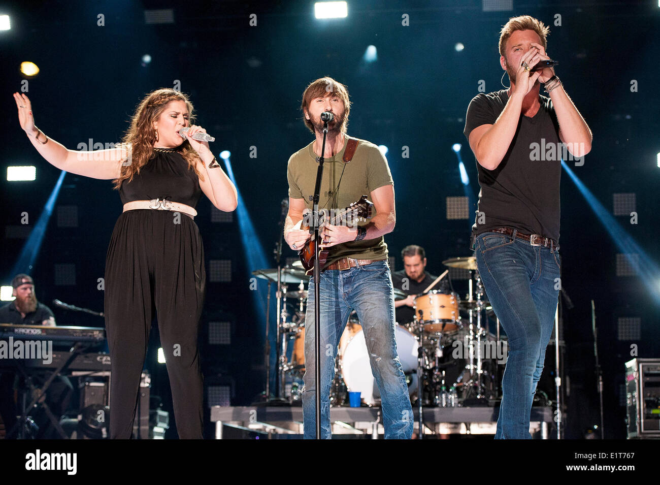 8. Juni 2014 - Nashville, Tennessee; USA - Sängerin HILLARY SCOTT, CHARLES KELLEY Sänger und Gitarrist DAVE HAYWOOD der Band LADY ANTEBELLUM führt bei LP Field im Rahmen des 2014 CMA Music Festival, das in der Innenstadt von Nashville stattfindet. Das viertägige Country Music Festival lockt Tausende von Fans aus der ganzen Welt, eine Vielzahl von Künstler auf mehreren Bühnen zu sehen. Copyright 2014 Jason Moore. Jason Moore/ZUMAPRESS.com/Alamy © Live-Nachrichten Stockfoto