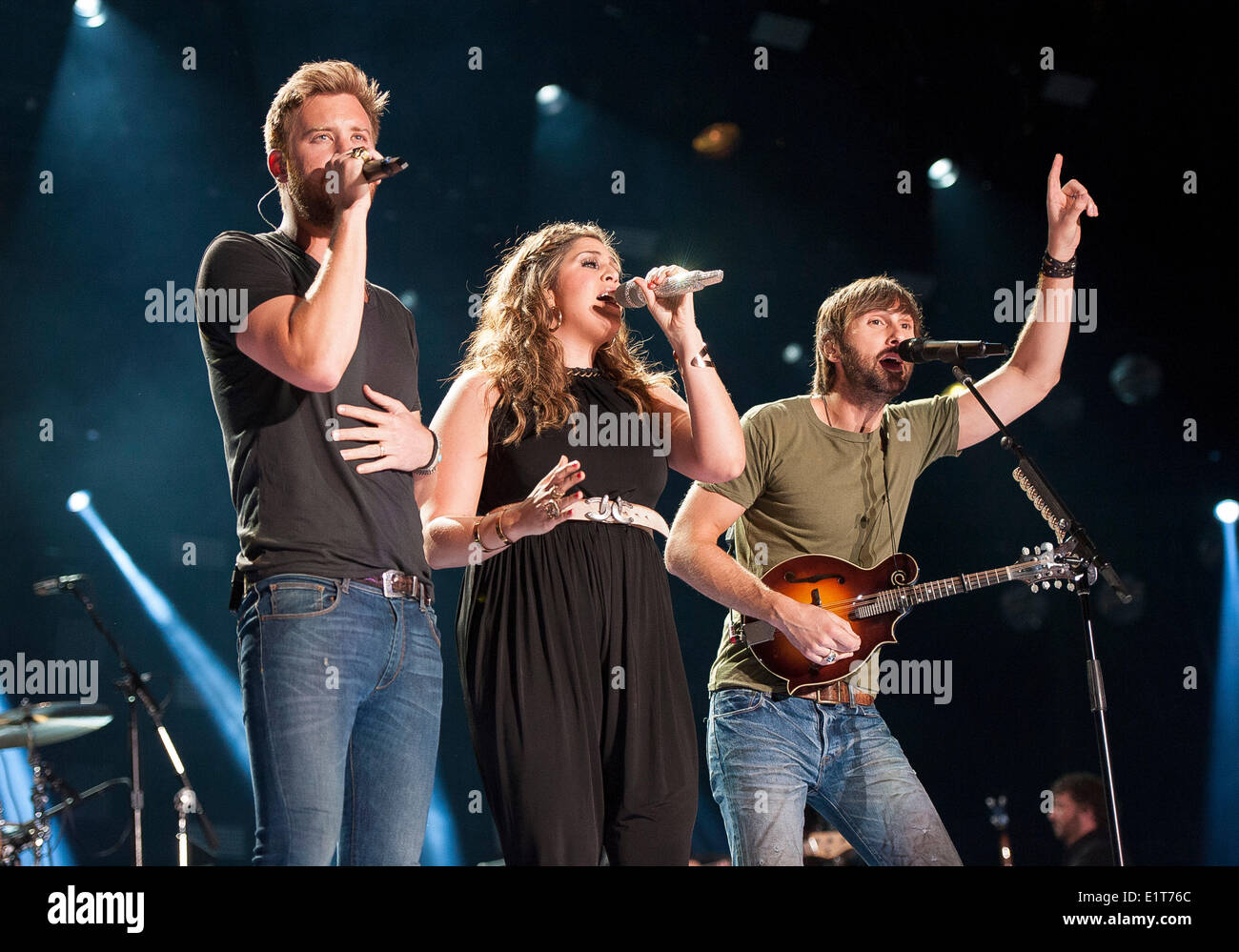 8. Juni 2014 - Nashville, Tennessee; USA - Sängerin HILLARY SCOTT, CHARLES KELLEY Sänger und Gitarrist DAVE HAYWOOD der Band LADY ANTEBELLUM führt bei LP Field im Rahmen des 2014 CMA Music Festival, das in der Innenstadt von Nashville stattfindet. Das viertägige Country Music Festival lockt Tausende von Fans aus der ganzen Welt, eine Vielzahl von Künstler auf mehreren Bühnen zu sehen. Copyright 2014 Jason Moore. Jason Moore/ZUMAPRESS.com/Alamy © Live-Nachrichten Stockfoto