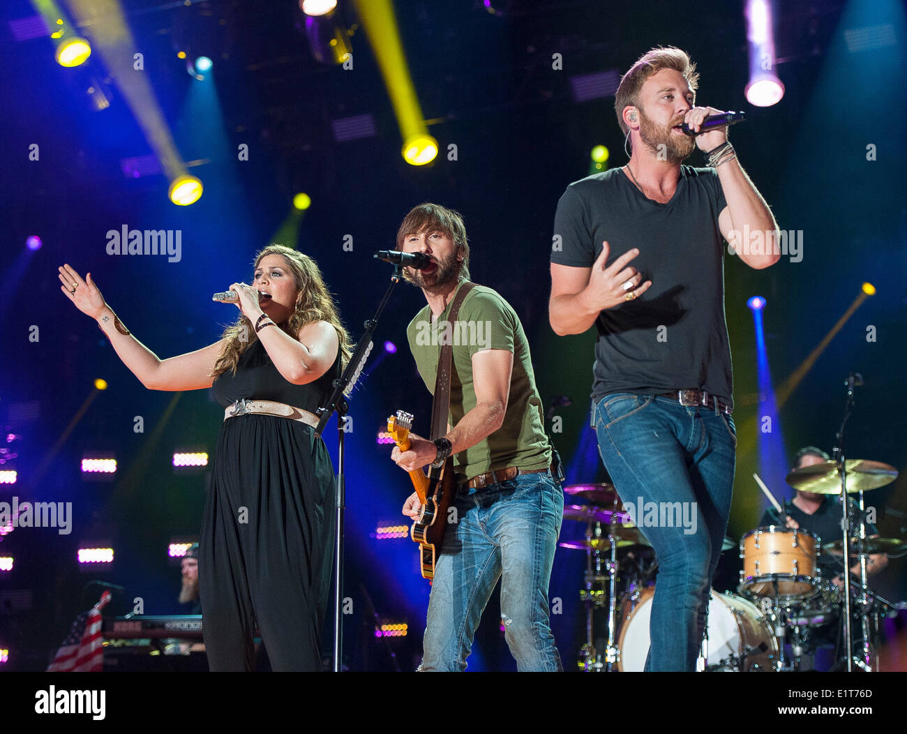 8. Juni 2014 - Nashville, Tennessee; USA - Sängerin HILLARY SCOTT, CHARLES KELLEY Sänger und Gitarrist DAVE HAYWOOD der Band LADY ANTEBELLUM führt bei LP Field im Rahmen des 2014 CMA Music Festival, das in der Innenstadt von Nashville stattfindet. Das viertägige Country Music Festival lockt Tausende von Fans aus der ganzen Welt, eine Vielzahl von Künstler auf mehreren Bühnen zu sehen. Copyright 2014 Jason Moore. Jason Moore/ZUMAPRESS.com/Alamy © Live-Nachrichten Stockfoto