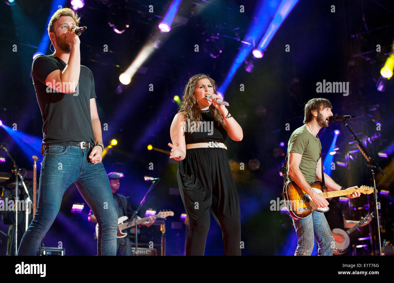 8. Juni 2014 - Nashville, Tennessee; USA - Sängerin HILLARY SCOTT, CHARLES KELLEY Sänger und Gitarrist DAVE HAYWOOD der Band LADY ANTEBELLUM führt bei LP Field im Rahmen des 2014 CMA Music Festival, das in der Innenstadt von Nashville stattfindet. Das viertägige Country Music Festival lockt Tausende von Fans aus der ganzen Welt, eine Vielzahl von Künstler auf mehreren Bühnen zu sehen. Copyright 2014 Jason Moore. Jason Moore/ZUMAPRESS.com/Alamy © Live-Nachrichten Stockfoto
