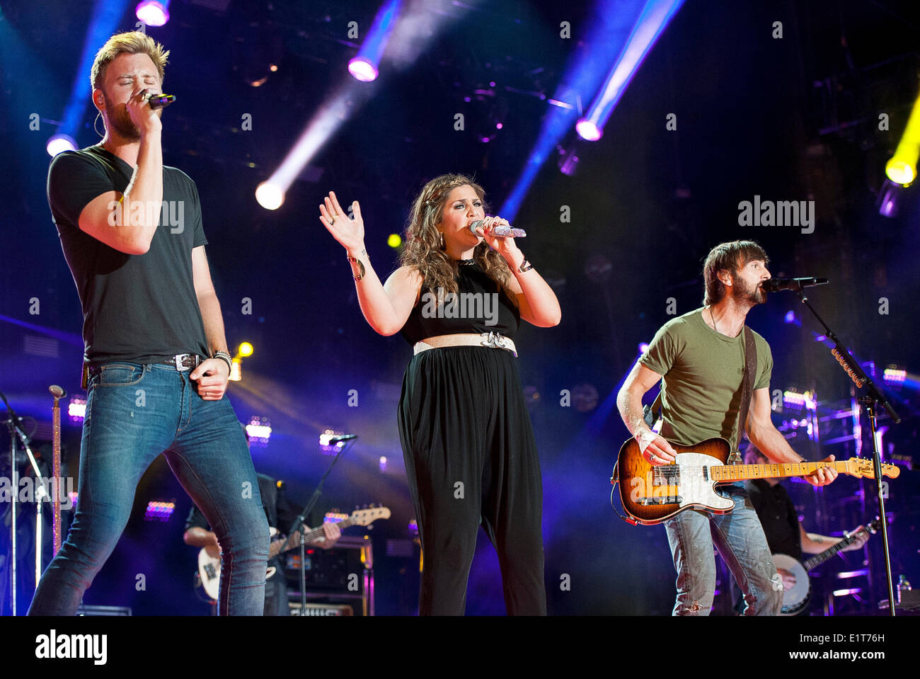 8. Juni 2014 - Nashville, Tennessee; USA - Sängerin HILLARY SCOTT, CHARLES KELLEY Sänger und Gitarrist DAVE HAYWOOD der Band LADY ANTEBELLUM führt bei LP Field im Rahmen des 2014 CMA Music Festival, das in der Innenstadt von Nashville stattfindet. Das viertägige Country Music Festival lockt Tausende von Fans aus der ganzen Welt, eine Vielzahl von Künstler auf mehreren Bühnen zu sehen. Copyright 2014 Jason Moore. Jason Moore/ZUMAPRESS.com/Alamy © Live-Nachrichten Stockfoto