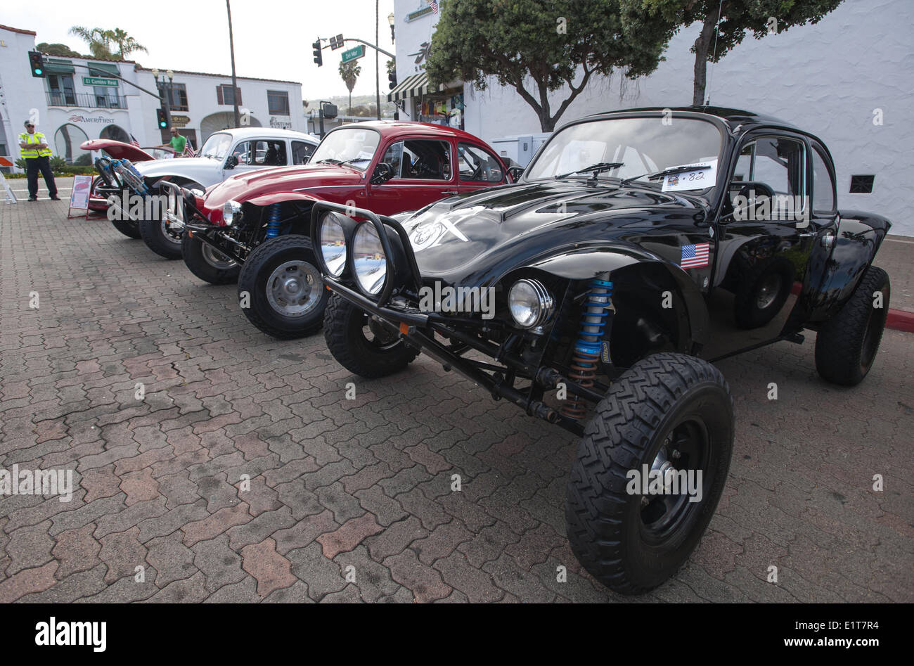 San Clemente, Kalifornien, USA. 8. Juni 2014. Eine benutzerdefinierte ausgestattet out schwarz Volkswagen Baja Bug mit großen treibende Lichter und Busch-Wächter. Die 19. jährliche 2014 San Clemente-Auto-Show mit neuen und alten klassische und exotische Autos und Lastwagen übernahm der Innenstadt entlang der Avenida Del Mar auf Sonntag, 8. Juni 2014. Die eintägige Veranstaltung bringt Autosammler und Enthusiasten aus der ganzen Süd-Kalifornien. Bildnachweis: David Bro/ZUMAPRESS.com/Alamy Live-Nachrichten Stockfoto