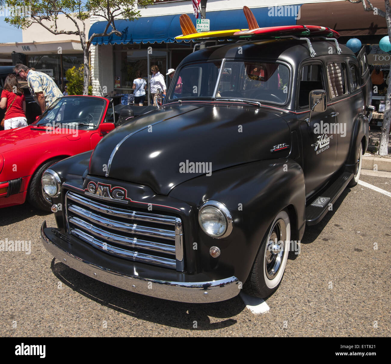 San Clemente, Kalifornien, USA. 8. Juni 2014. Eine schwarze Anfang der 50er Jahre Ära GMC Suburban mit Surfbrettern auf dem Dach und Hobie Surboards '''' an der Tür geschrieben. Die 19. jährliche 2014 San Clemente-Auto-Show mit neuen und alten klassische und exotische Autos und Lastwagen übernahm der Innenstadt entlang der Avenida Del Mar auf Sonntag, 8. Juni 2014. Die eintägige Veranstaltung bringt Autosammler und Enthusiasten aus der ganzen Süd-Kalifornien. Bildnachweis: David Bro/ZUMAPRESS.com/Alamy Live-Nachrichten Stockfoto