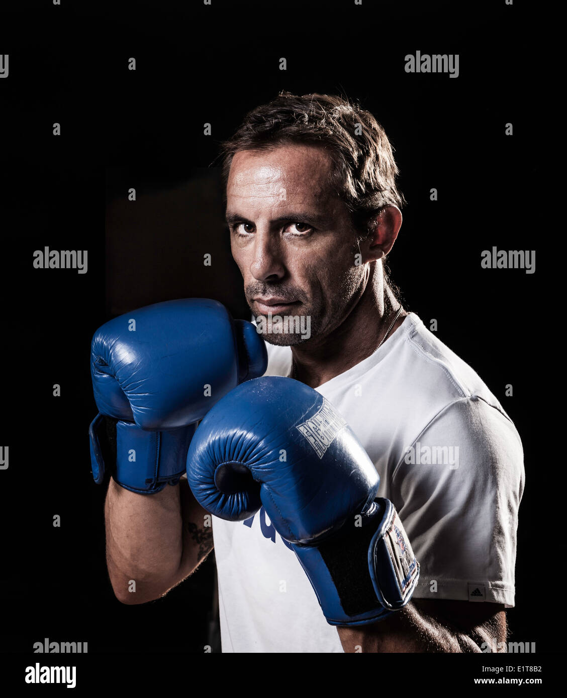 ernster Mann mit Boxhandschuhen Stockfoto