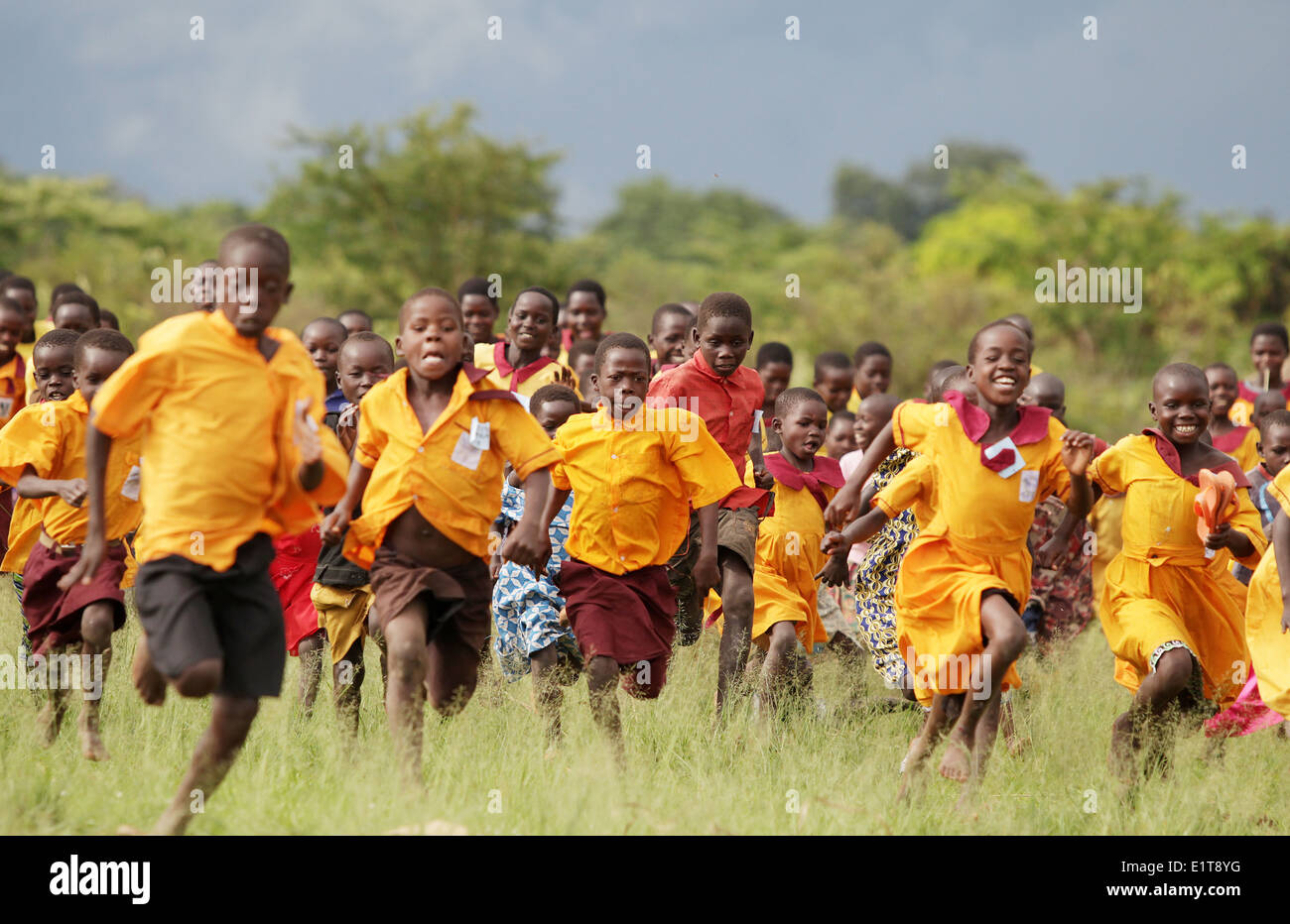 Schülerinnen und Schüler spielen in ihrem Dorf im Bezirk Lira in Norduganda. Stockfoto