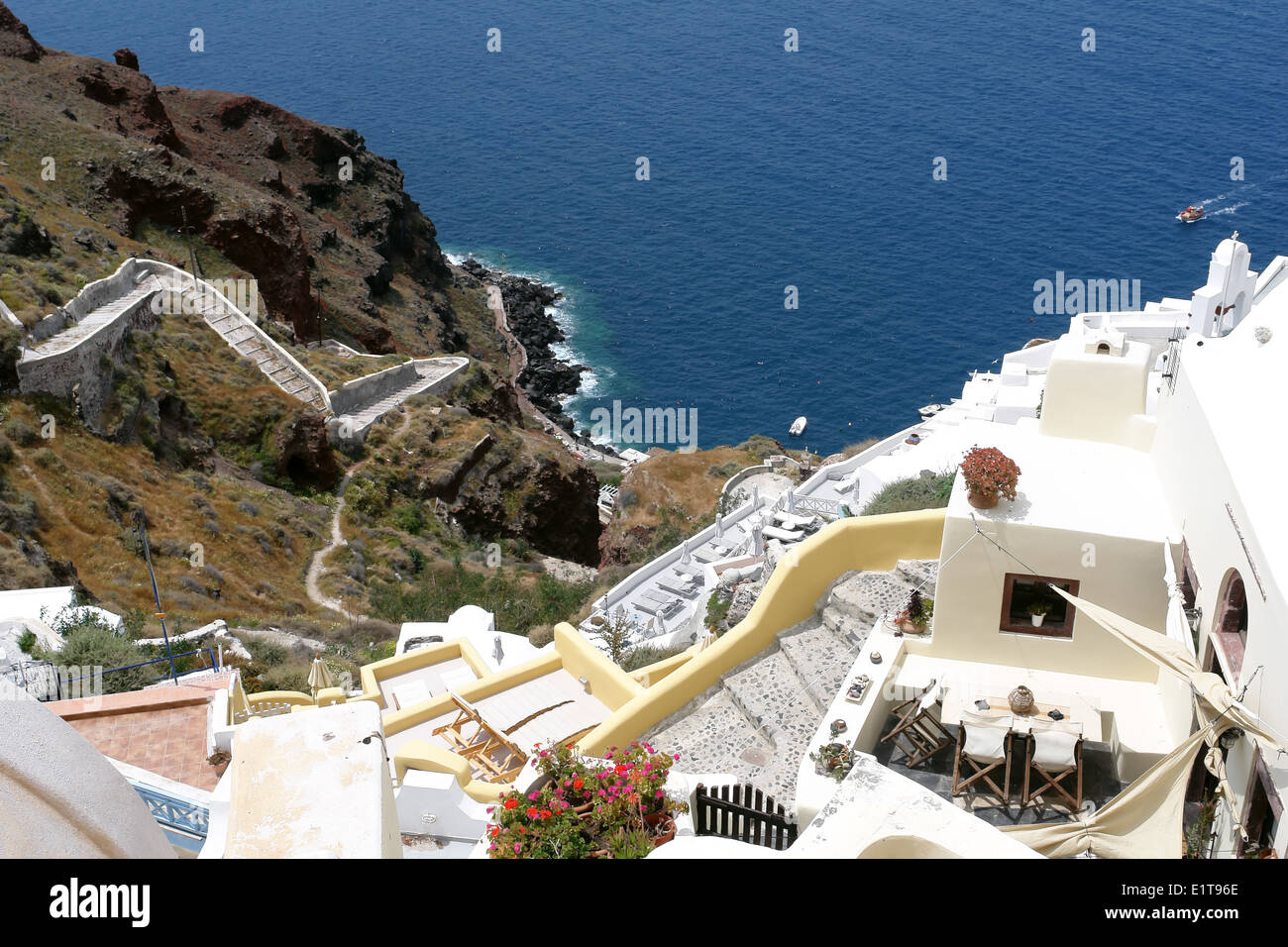 Blick auf blaue Bucht mit Booten auf die Insel Santorin in Griechenland. Stockfoto