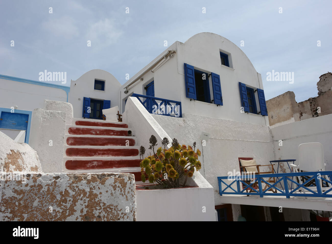 Blauen Fenstern und Treppe im Haus auf der Insel Santorin. Stockfoto