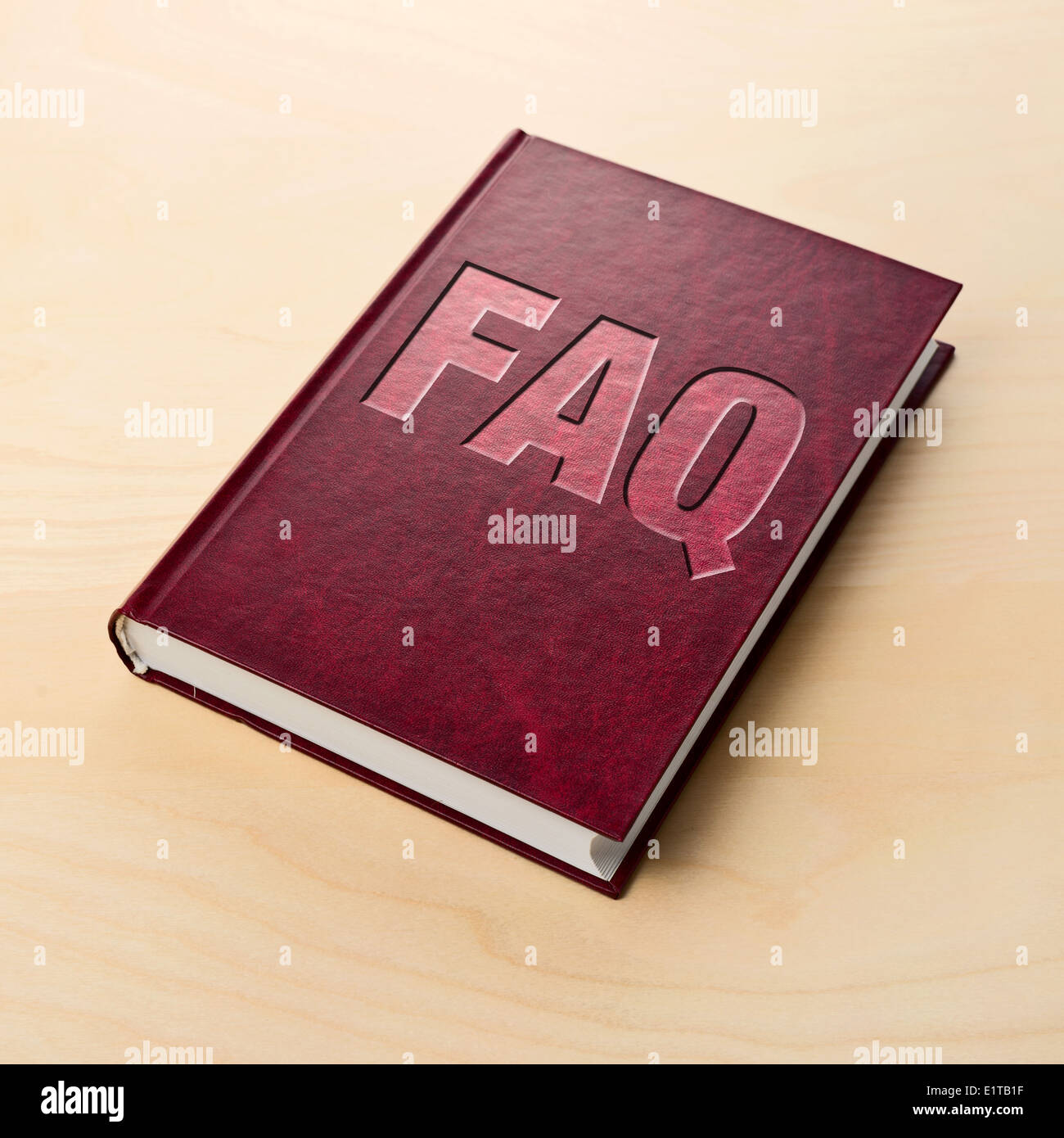 FAQ-Buch. Häufig gestellte Fragen oder Führer auf der Tabelle gedruckt. Stockfoto