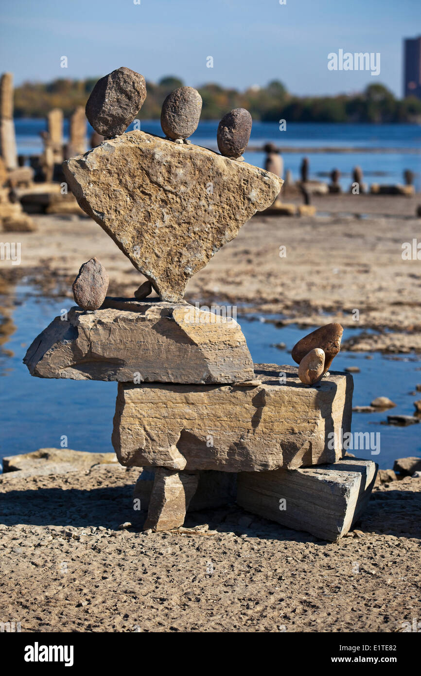 Ausgleichende Stein Skulpturen, Remic Rapids, Ottawa River, Ottawa, Ontario, Kanada Stockfoto