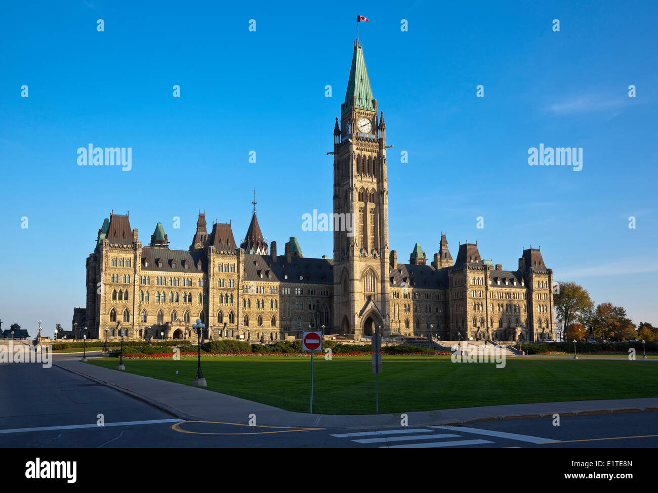 Der Peace Tower (offiziell den Turm Sieg Frieden) Mitte blockiert das kanadische Parlamentsgebäude in Ottawa Ontario Stockfoto