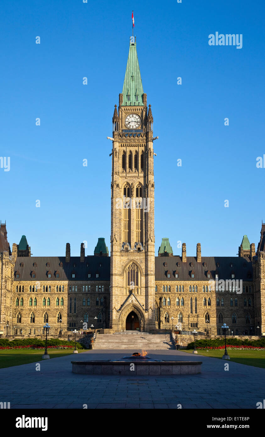 Der Peace Tower (offiziell den Turm Sieg Frieden) Mitte blockiert das kanadische Parlamentsgebäude in Ottawa Ontario Stockfoto