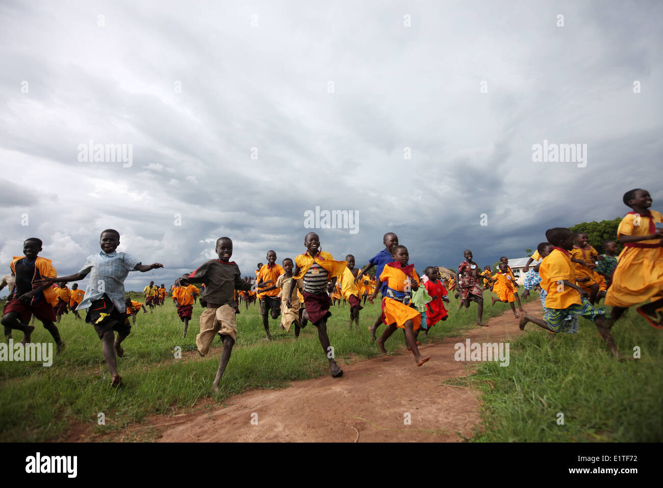 Schülerinnen und Schüler spielen in ihrem Dorf im Bezirk Lira in Norduganda. Stockfoto