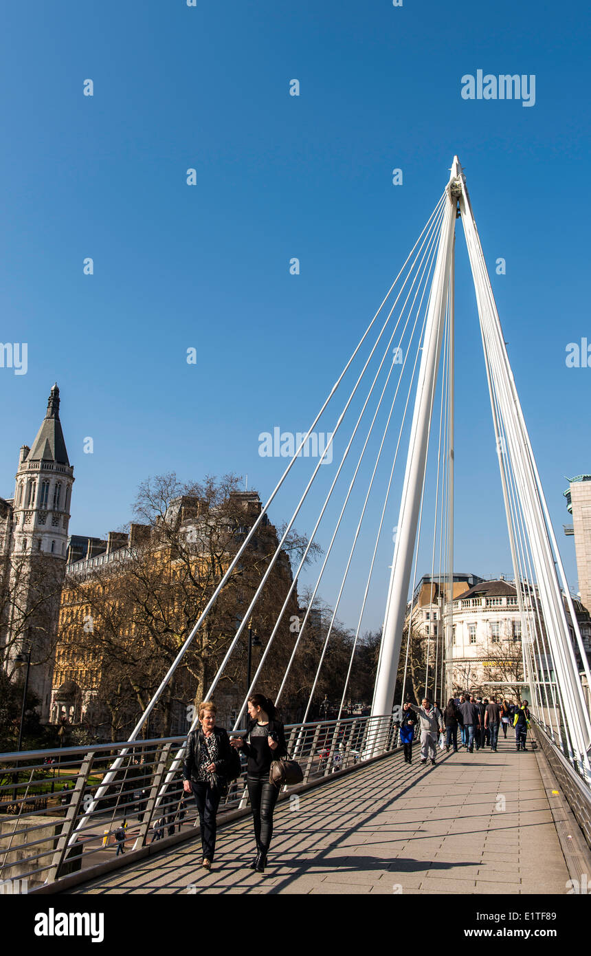 Menschen überqueren Damm Brücke London England Great Britain UK Europe Stockfoto