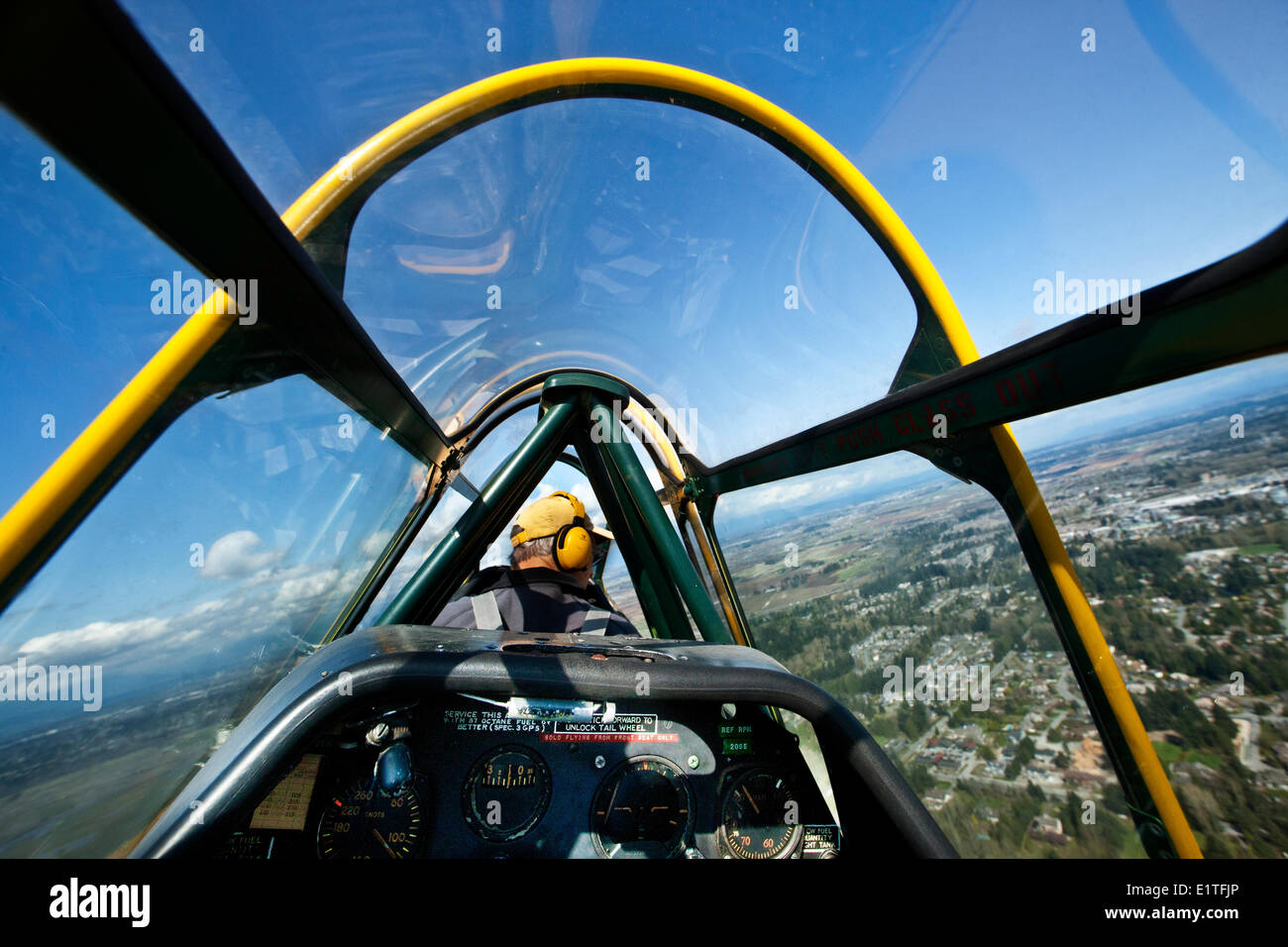 Piloten fliegen eine North American Harvard Mk IIB Stockfoto