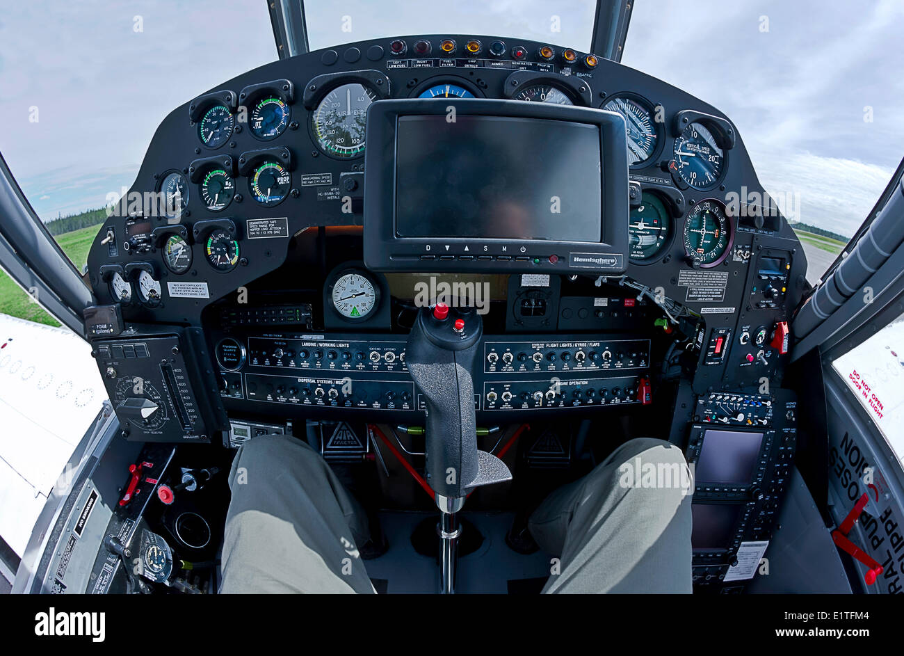 Dashboard oder Panel Steuerung des Flugzeugs AT802 in British Columbia, Kanada Stockfoto