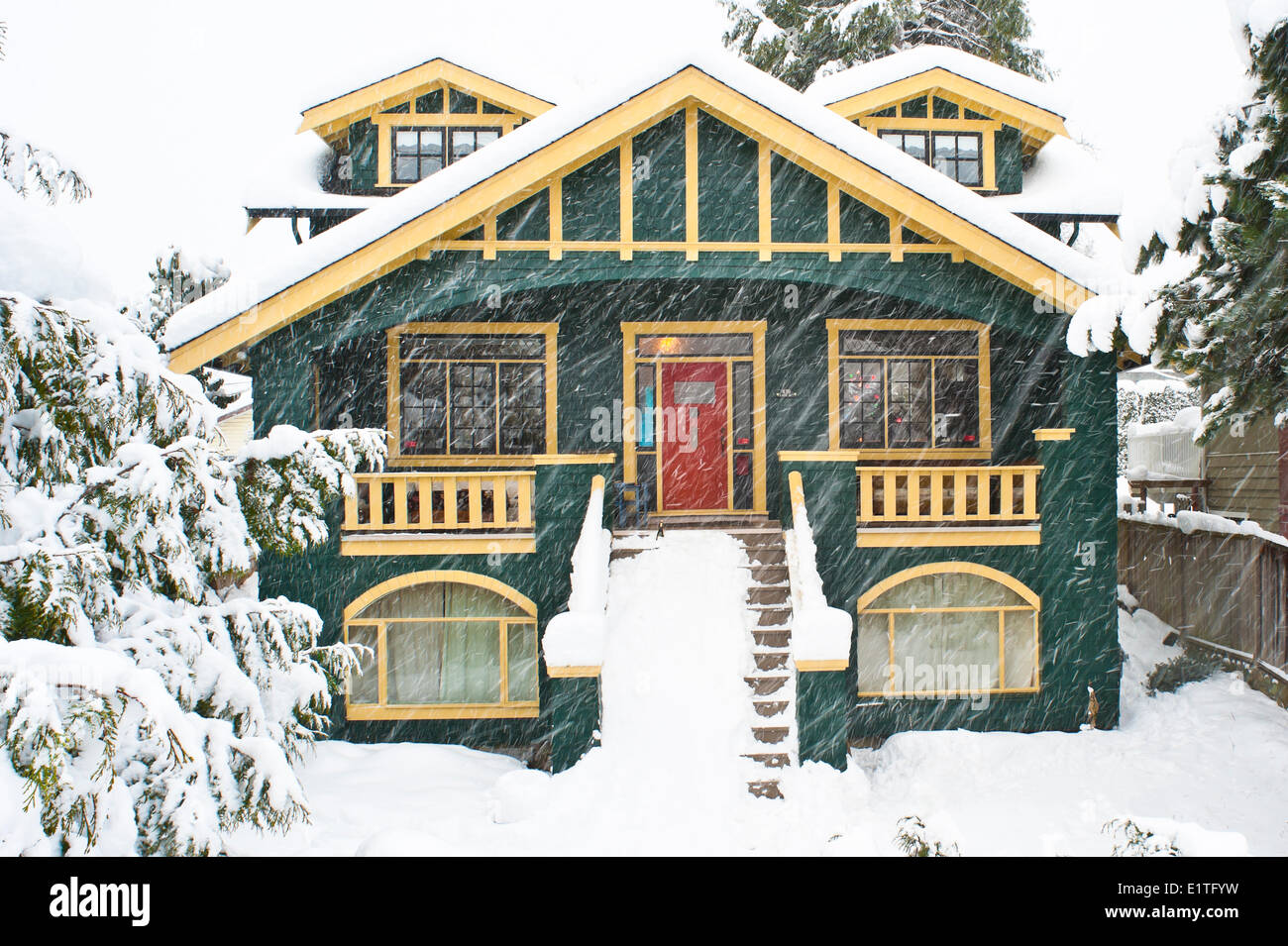 Haus in einem Schneesturm, North Vancouver, British Columbia, Kanada Stockfoto