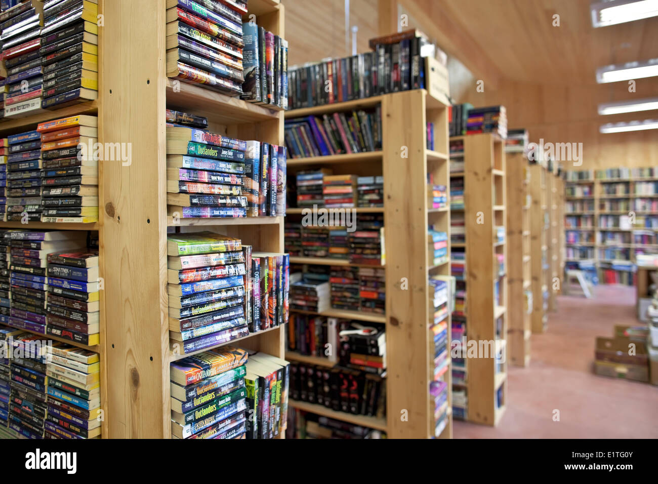 Bücherreihen in ein Antiquariat, Coombs, Vancouver Island, British Columbia, Kanada Stockfoto