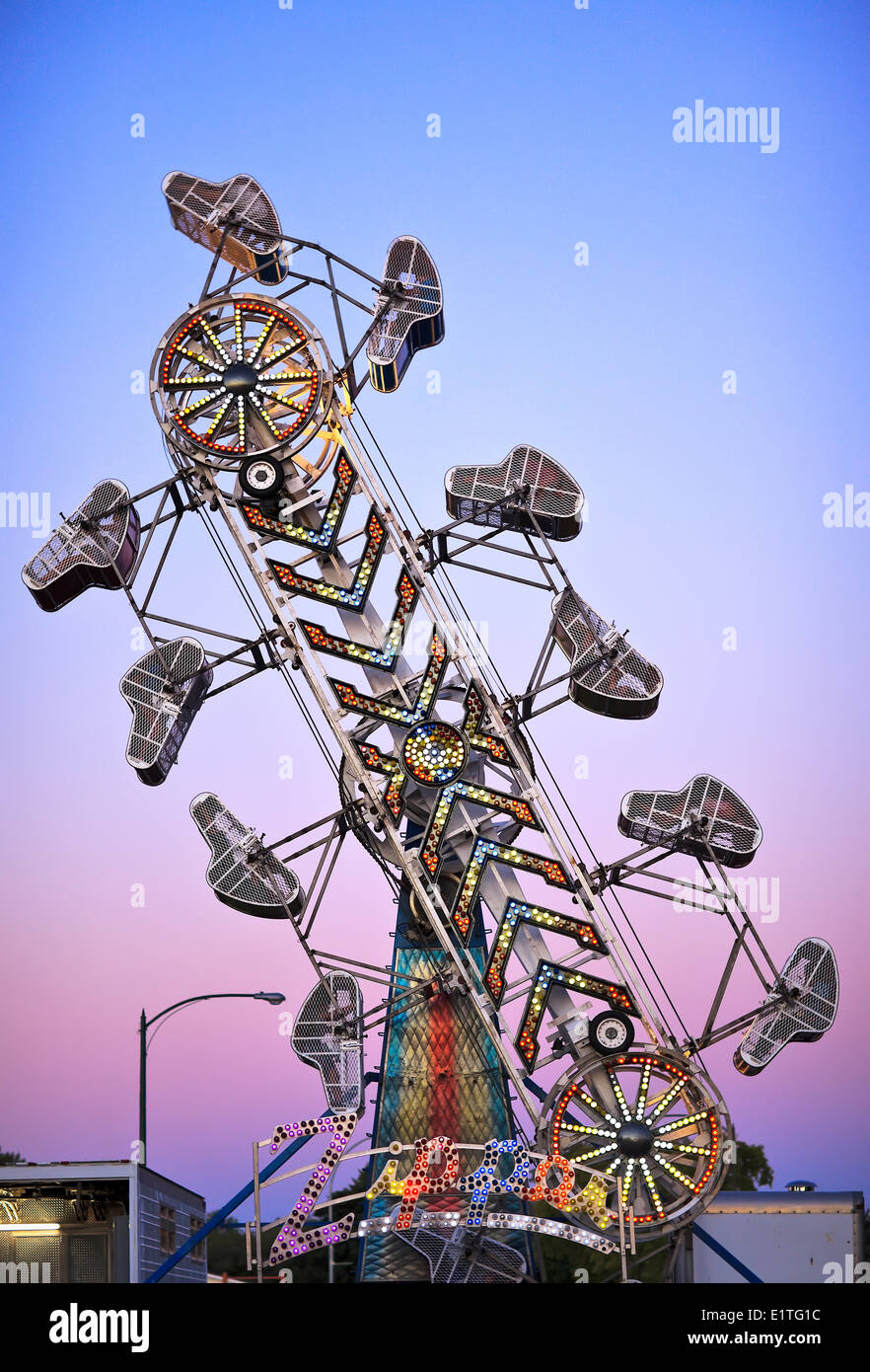 Vergnügungspark (The Zipper) in der Abenddämmerung, Morden Mais und Apfelfest, Morden, Manitoba, Kanada Stockfoto