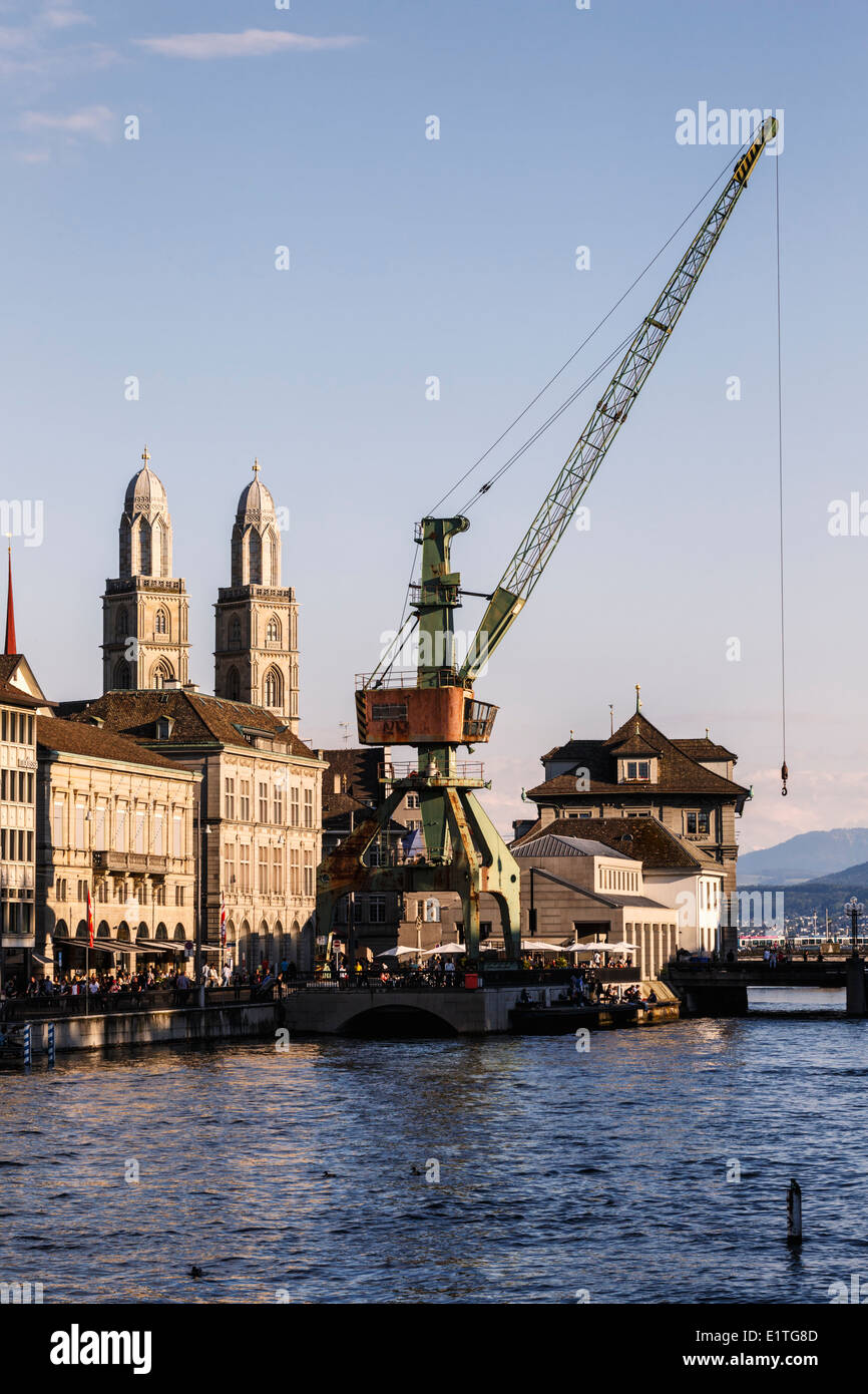 Zürich, die Limmat, der Hafenkran und die Glockentürme der Grossmünster  Kirche, Schweiz Stockfotografie - Alamy