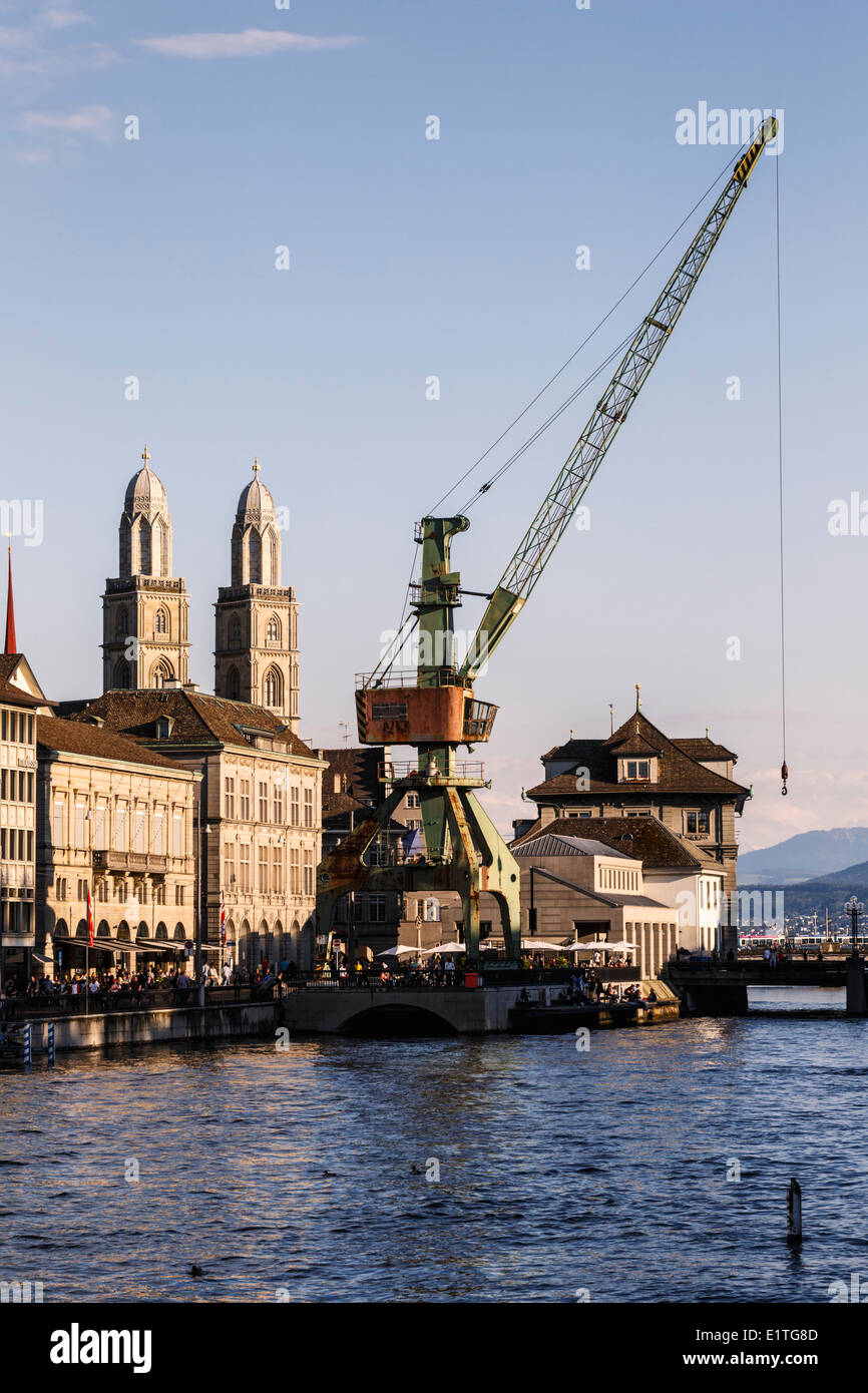 Zürich, die Limmat, der Hafenkran und die Glockentürme der Grossmünster Kirche, Schweiz. Stockfoto Zürich, die Limmat, der Hafenkran und die Glockentürme der Grossmünster Kirche, Schweiz. Stockfoto