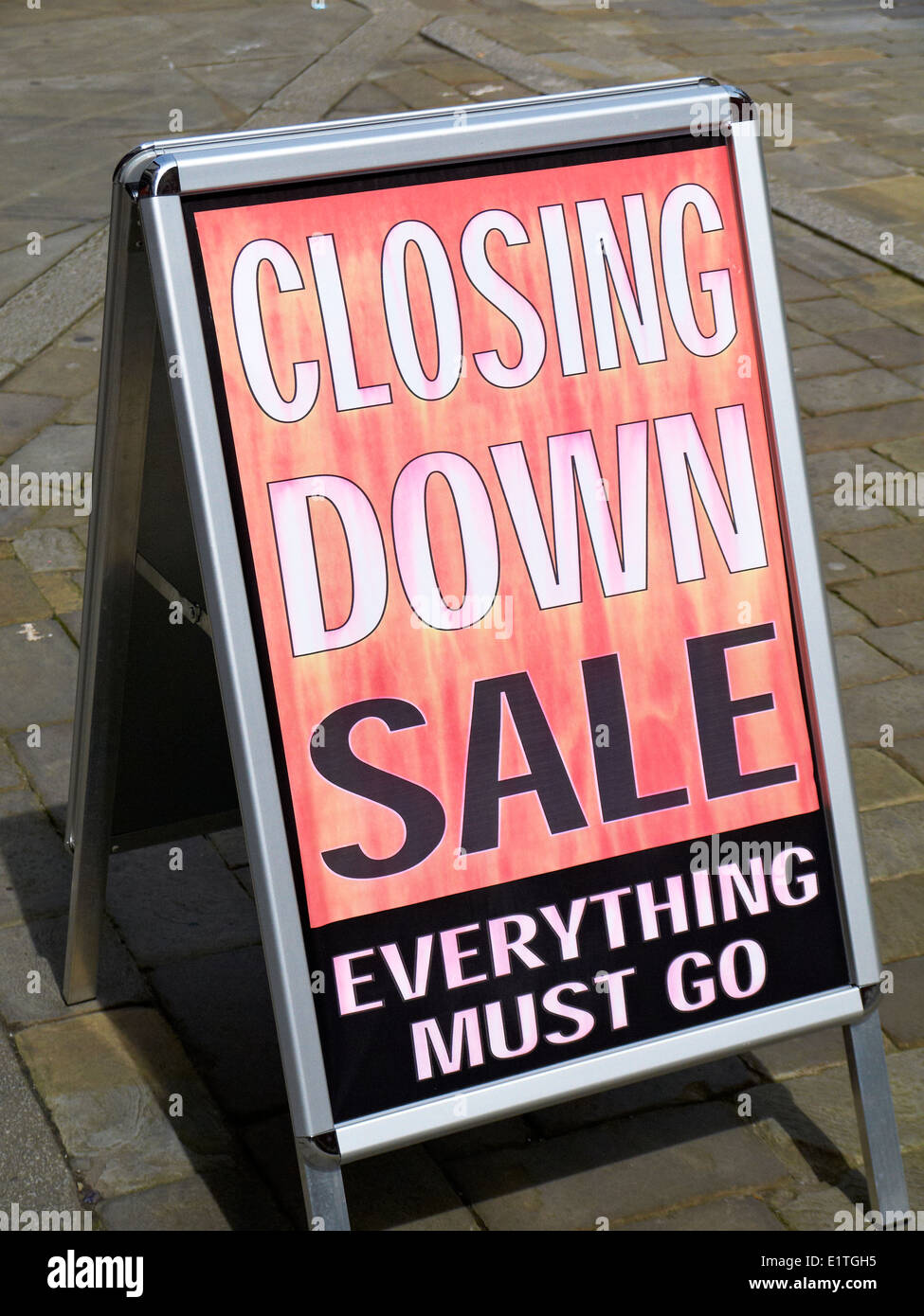 Verkauf alles Schließung muss gehen, Sandwichbrett auf Bürgersteig vor Shop UK Stockfoto