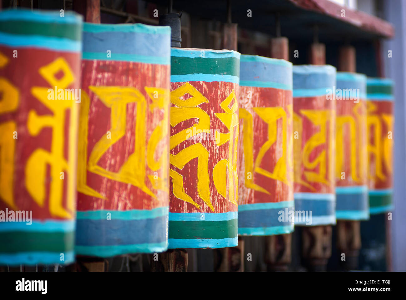 Gebetsmühlen entlang der Straßen von Paro, Bhutan. Stockfoto