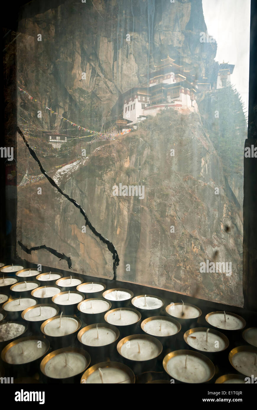 (Tiger Nest) Taktsang Kloster und Butter Lampen über Paro, Bhutan Stockfoto