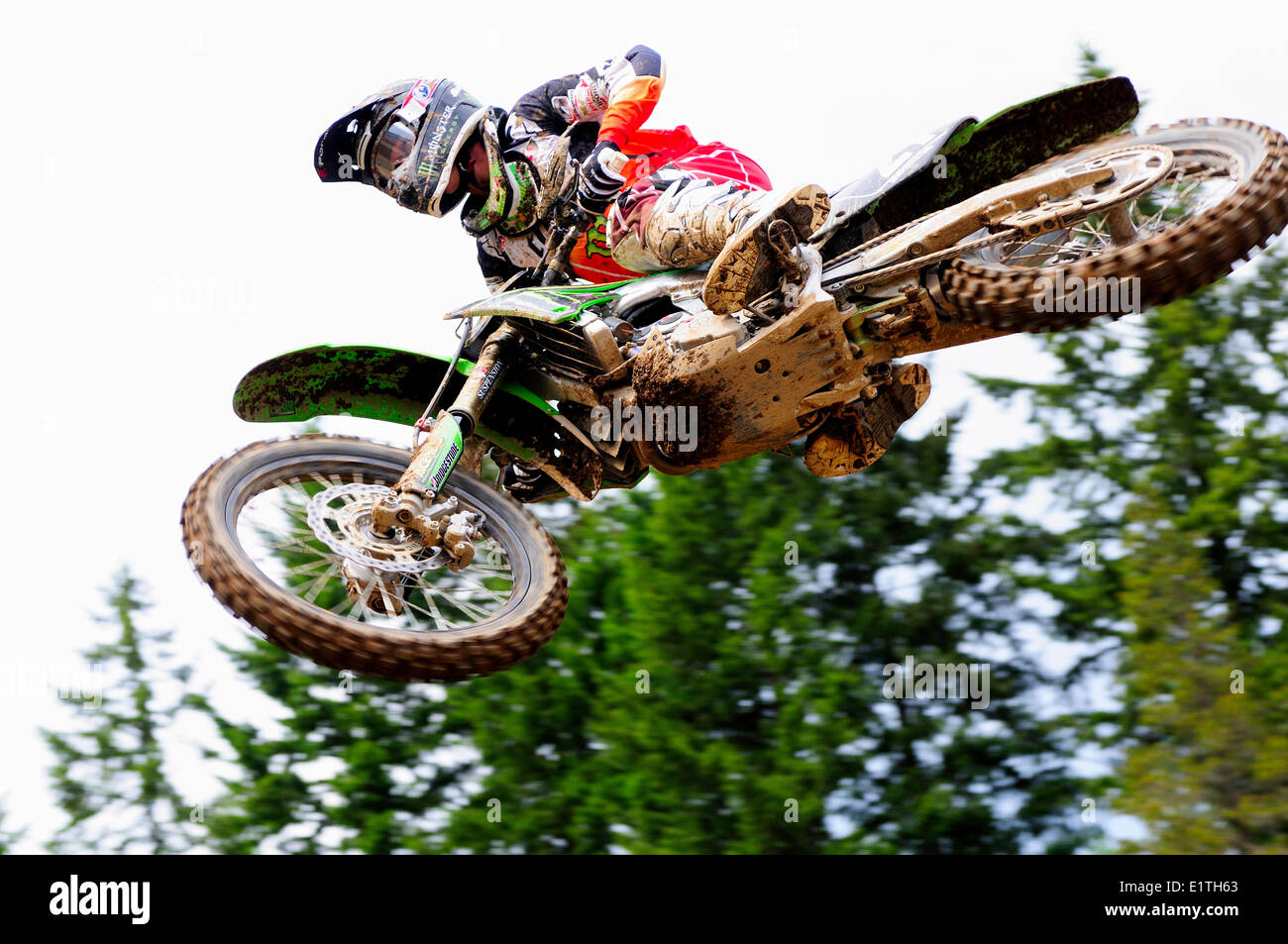 Bei einem Sprung bei den Monster Energy Motocross Nationals an der Strecke von Ödland in Nanaimo, BC ist ein Motocross-Fahrer in der Luft. Stockfoto