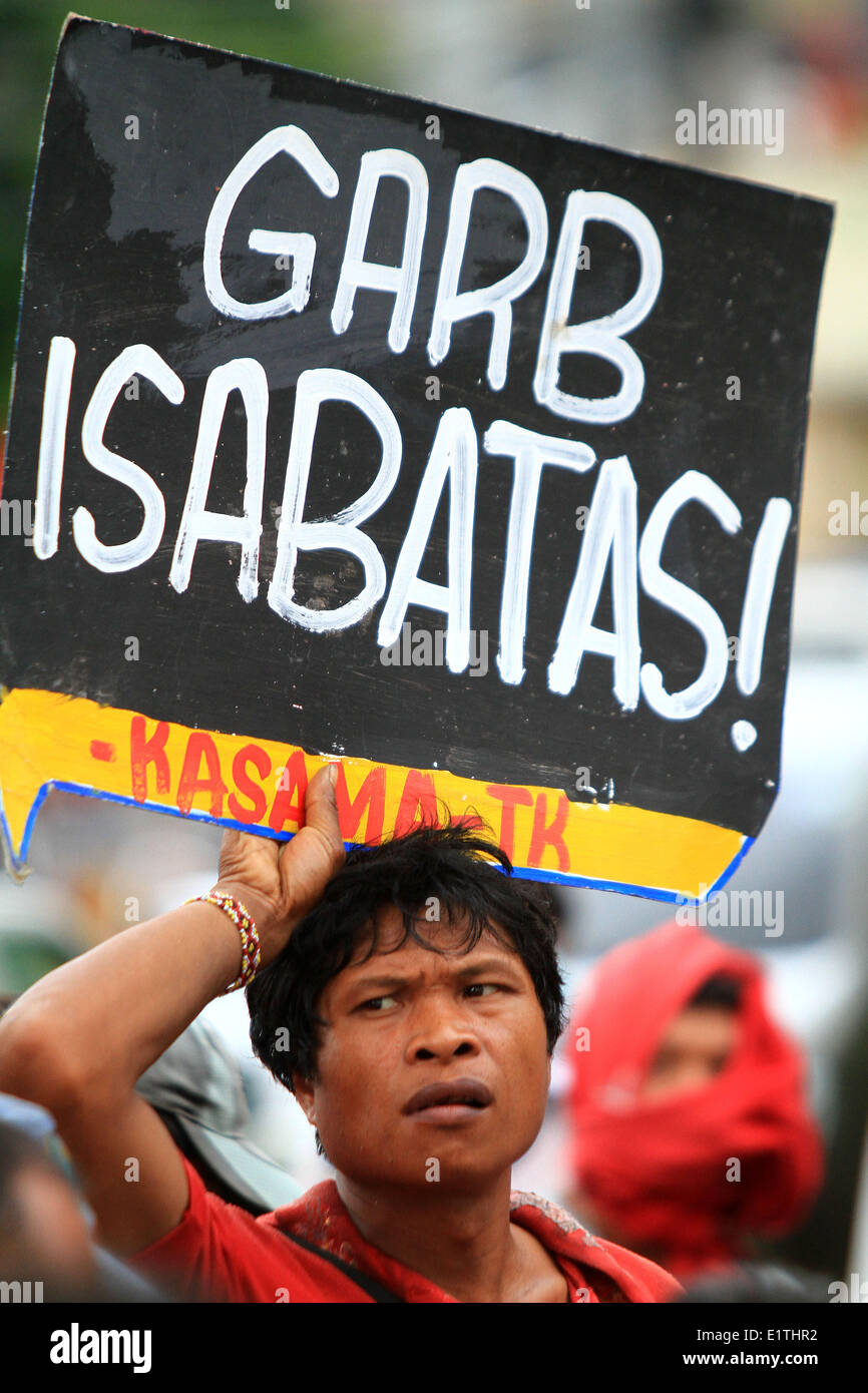 Quezon City, Philippinen. 10. Juni 2014. Bauern anzeigen Plakate während einer Protestkundgebung in Quezon City, Philippinen, 10. Juni 2014. Die Bauern fordern die Weitergabe der echte Agrarian Reform Bill, das versucht, die Kontrolle der Hauswirte zu brechen und das Monopol der Ländereien. Bildnachweis: Rouelle Umali/Xinhua/Alamy Live-Nachrichten Stockfoto