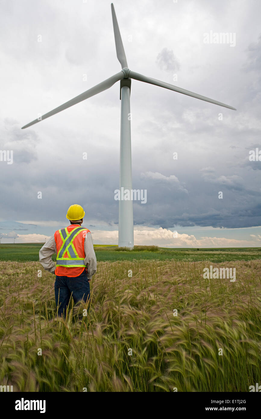 Wind Power Techniker stehen neben Windturbine, in der Nähe von Pincher Creek, Alberta. Stockfoto