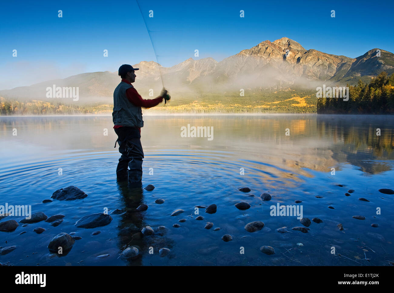 Mittleren Alters männlichen Fliegenfischen im Pyramid Lake, Jasper Nationalpark, Alberta, Kanada. Stockfoto