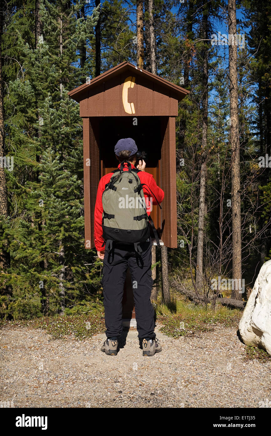 Wanderer im freien fordert Zahlen Telefon, Jasper Nationalpark, Alberta, Kanada. Stockfoto