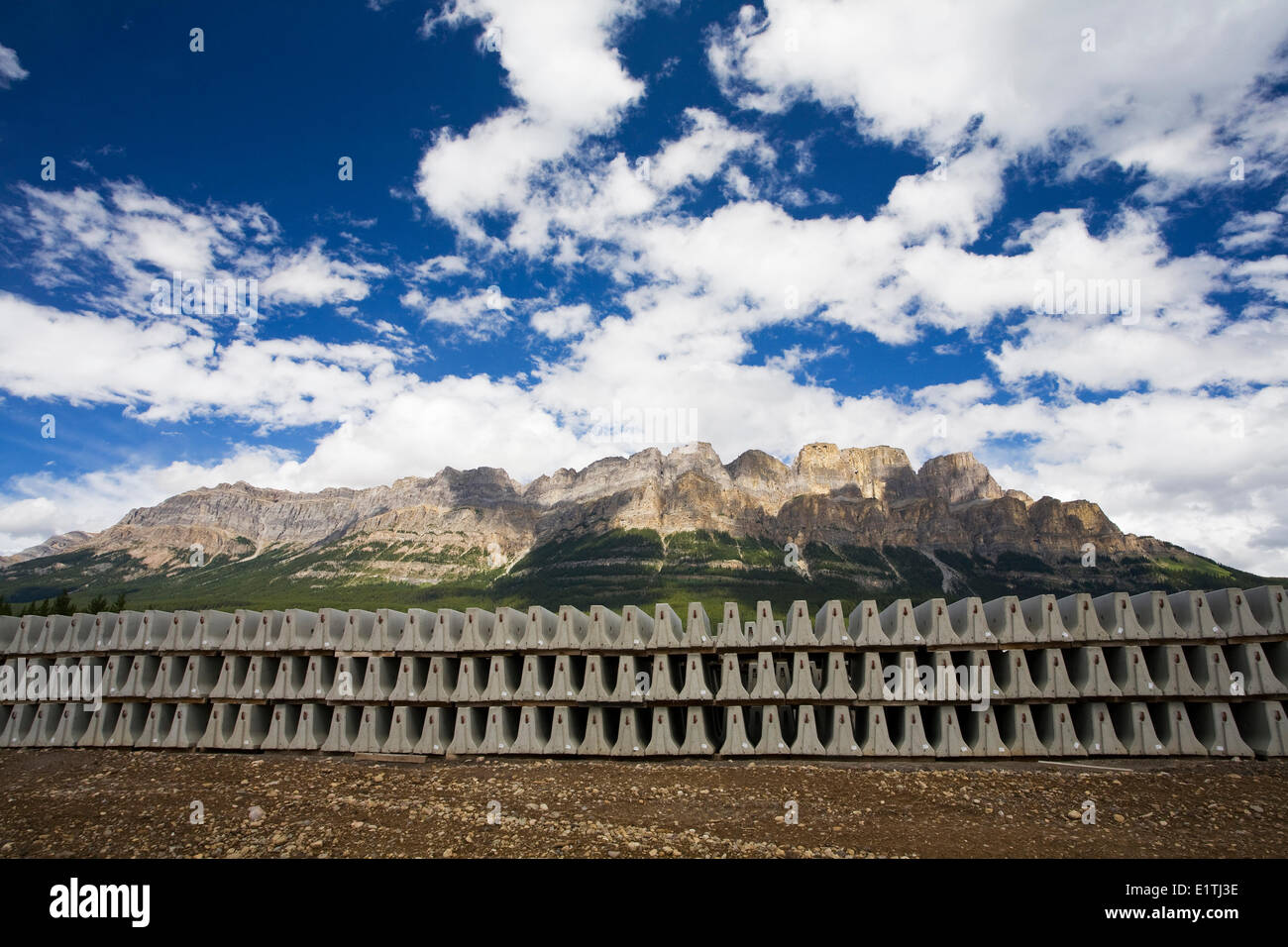 Burgberg mit konkreten Straßenschranken aufgereiht, Banff Nationalpark, Alberta, Kanada. Stockfoto