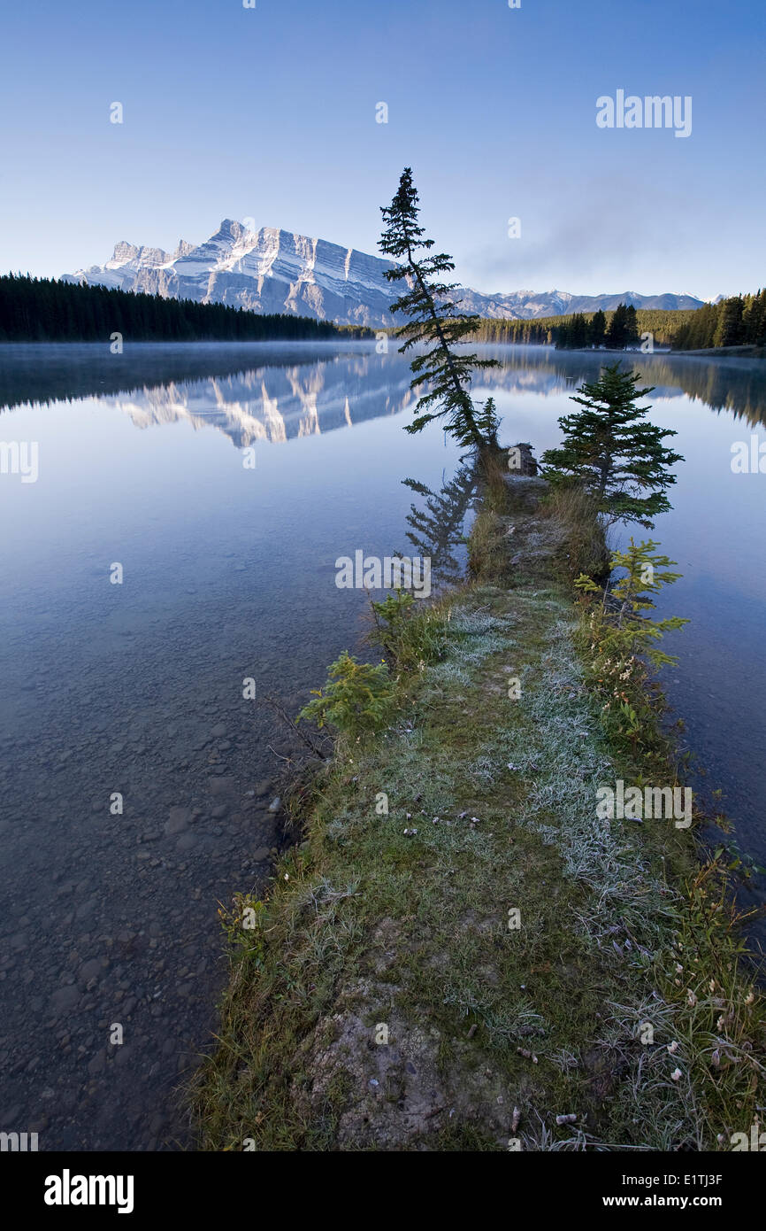 Zwei Jack Lake mit Mount Rundle, Banff Nationalpark, Alberta, Kanada. Stockfoto