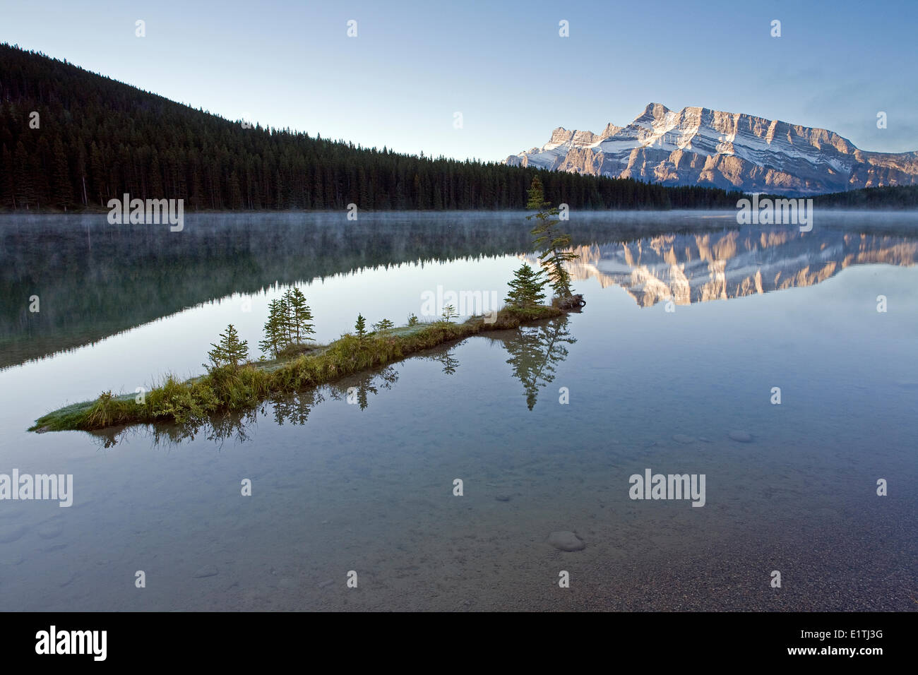 Zwei Jack Lake und Rundle Berg, Banff Nationalpark, Alberta, Kanada. Stockfoto