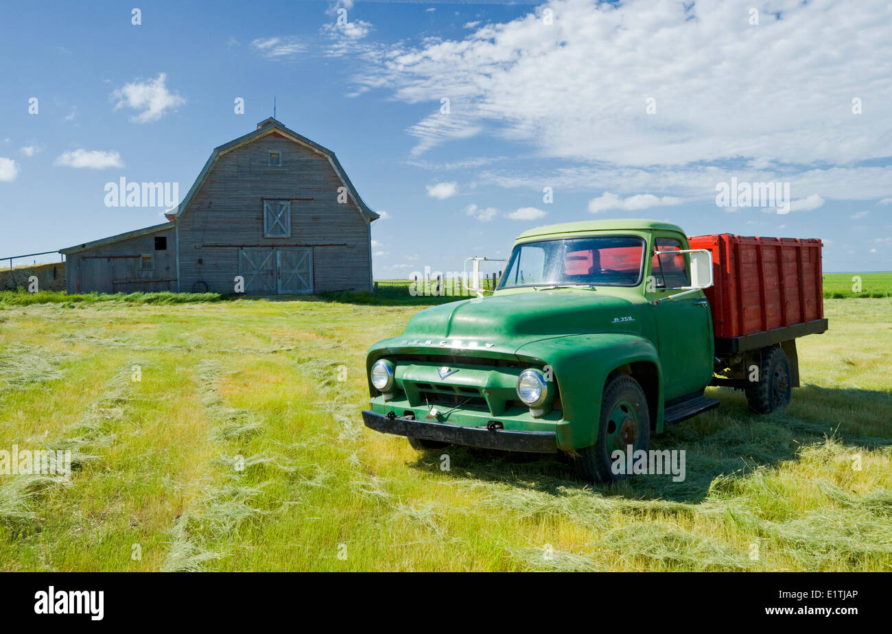 verlassene Scheune und alten Bauernhof LKW in der Nähe von Ponteix, Saskatchewan, Kanada Stockfoto
