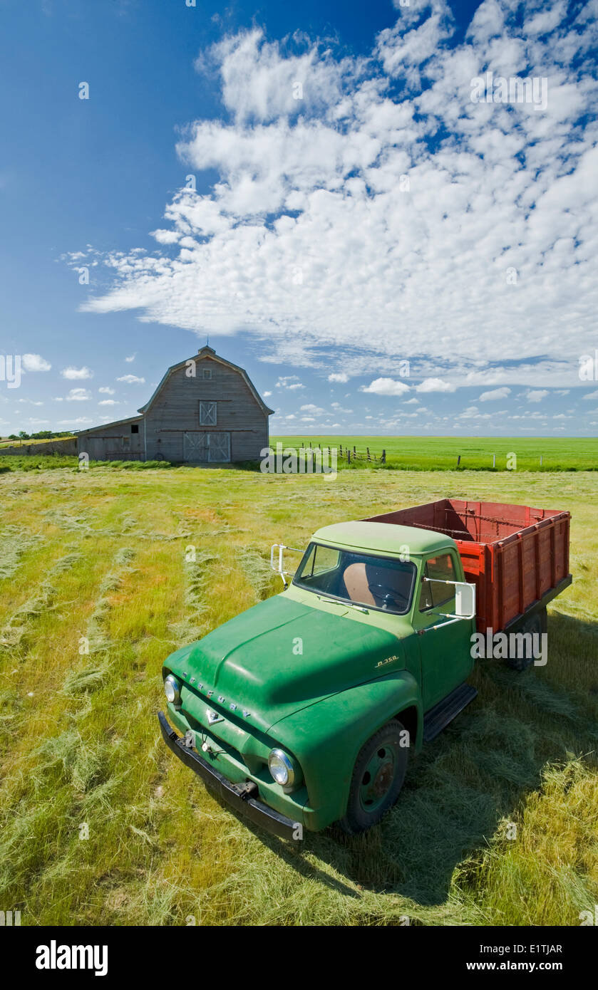 alte Scheune und Hof-LKW, in der Nähe von Ponteix, Saskatchewan, Kanada Stockfoto